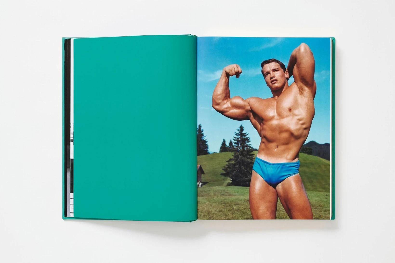Arnold Schwarzenegger, signiertes Buch in limitierter Auflage mit Capitello-Bücherständer (Kunstleder) im Angebot