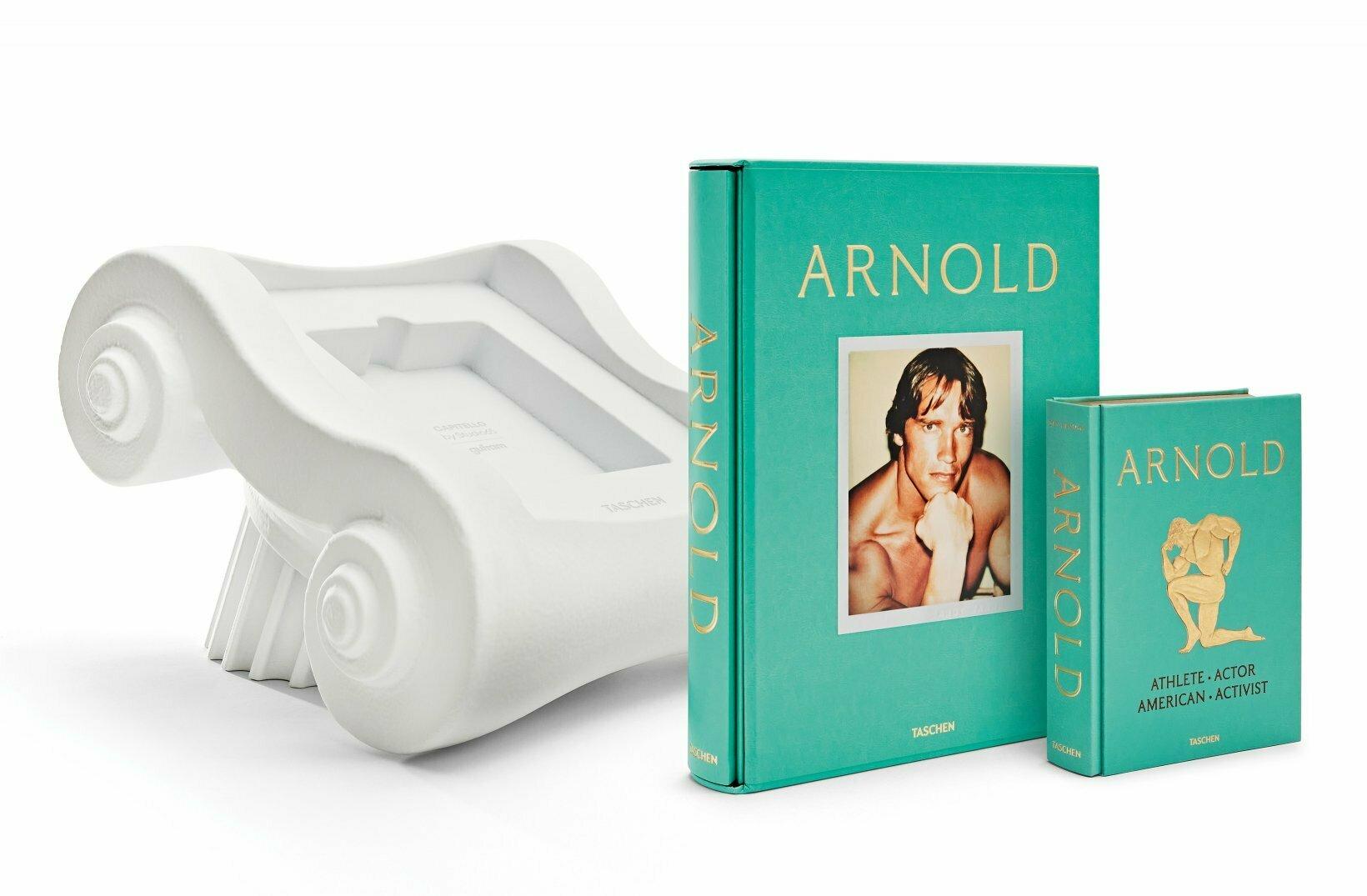 italien Arnold Schwarzenegger, livre en édition limitée signé avec porte-livre Capitello en vente