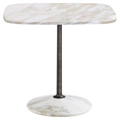 Table courte Arnold, plateau en or Calacatta, structure en laiton bruni, fabriquée en Italie
