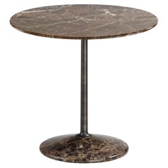 Table courte Arnold, plateau foncé Emperador, structure en laiton bruni, fabriquée en Italie