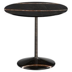 Arnold Short Table, Platte Sahara Noir, Struktur aus brüniertem Messing, Made in Italy