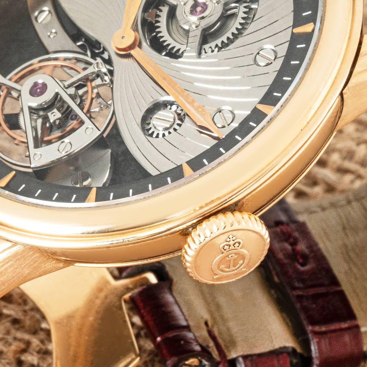 Ein TE8 Tourbillion in limitierter Auflage aus Roségold von Arnold and Son. Sie verfügt über ein skelettiertes Zifferblatt und ein Uhrwerk, das so gestaltet wurde, dass die Feinheiten des Handdesigns auf dem Zifferblatt und dem Gehäuseboden sichtbar