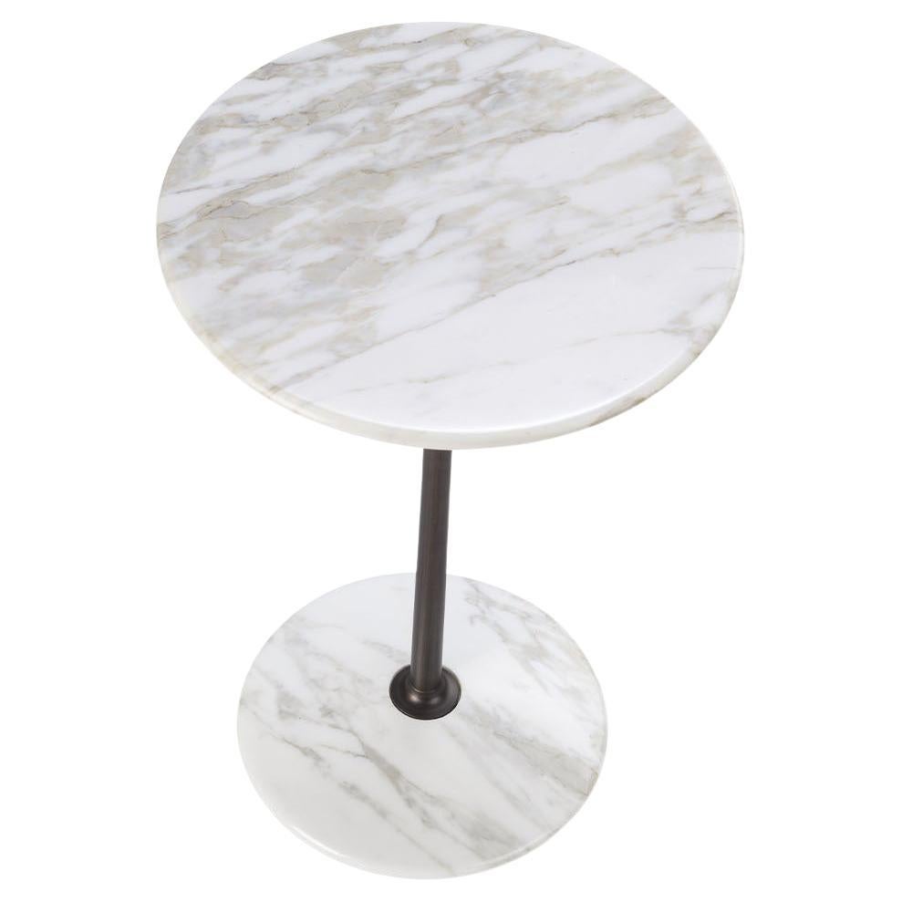 Étude sophistiquée du minimalisme et de la géométrie, cette table d'appoint est composée de trois formes géométriques simples : une ligne, une surface plane et un volume. Faisant partie de la série Arnold conçue par Paolo Rizzato, elle est fabriquée
