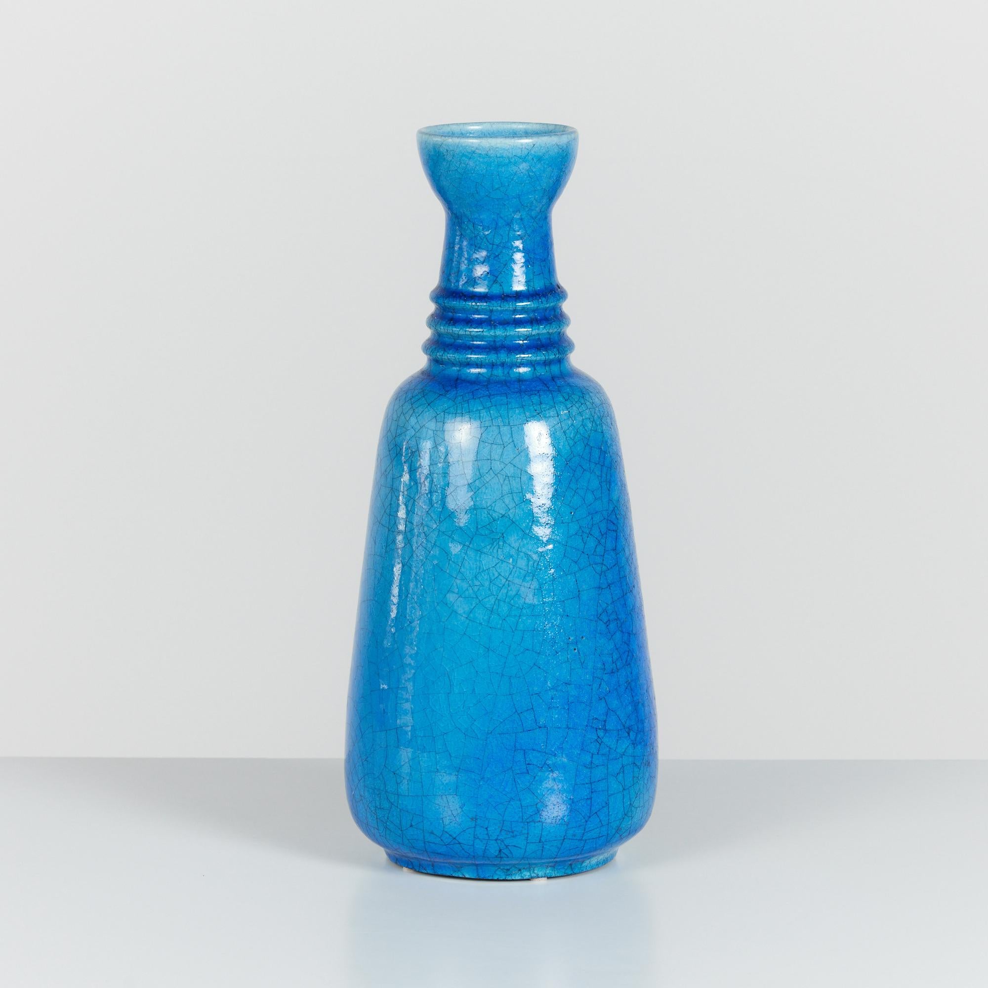 Vase en céramique d'Arnold Zahner, vers les années 1960, Rheinfelden, Suisse. Ce vase présente une glaçure bleue brillante et craquelée. L'encolure présente des détails côtelés et une ouverture tulipe. Cachet de l'artiste sur la face