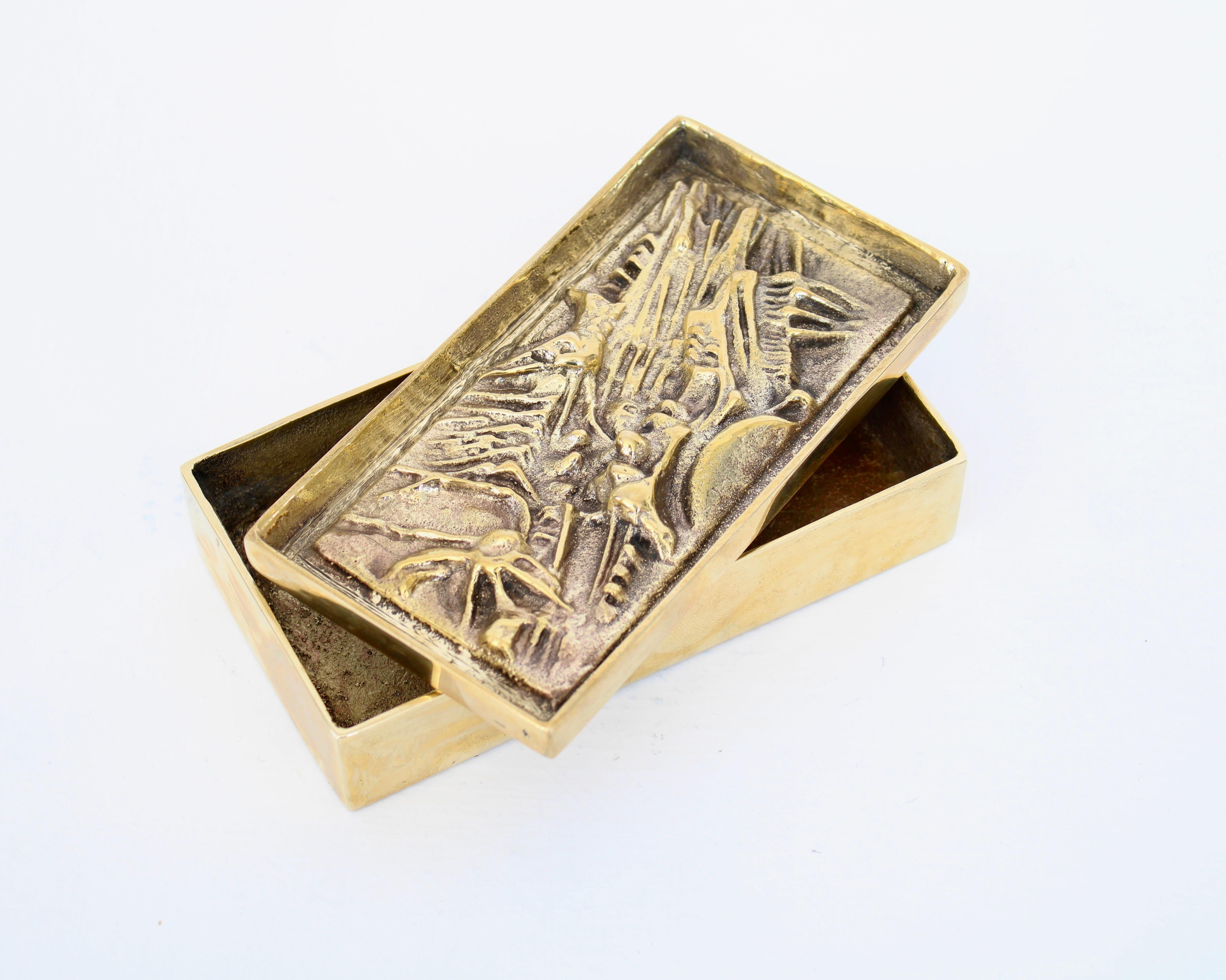 Arnoldo Pomodoro boîte en bronze coulé boîte sculpturale abstraite avec couvercle décoré de motifs abstraits organiques, c1960-1970
La boîte fait partie d'une série de quatre boîtes réalisées par les deux frères Gio et Arnaldo Pomodoro pour Il