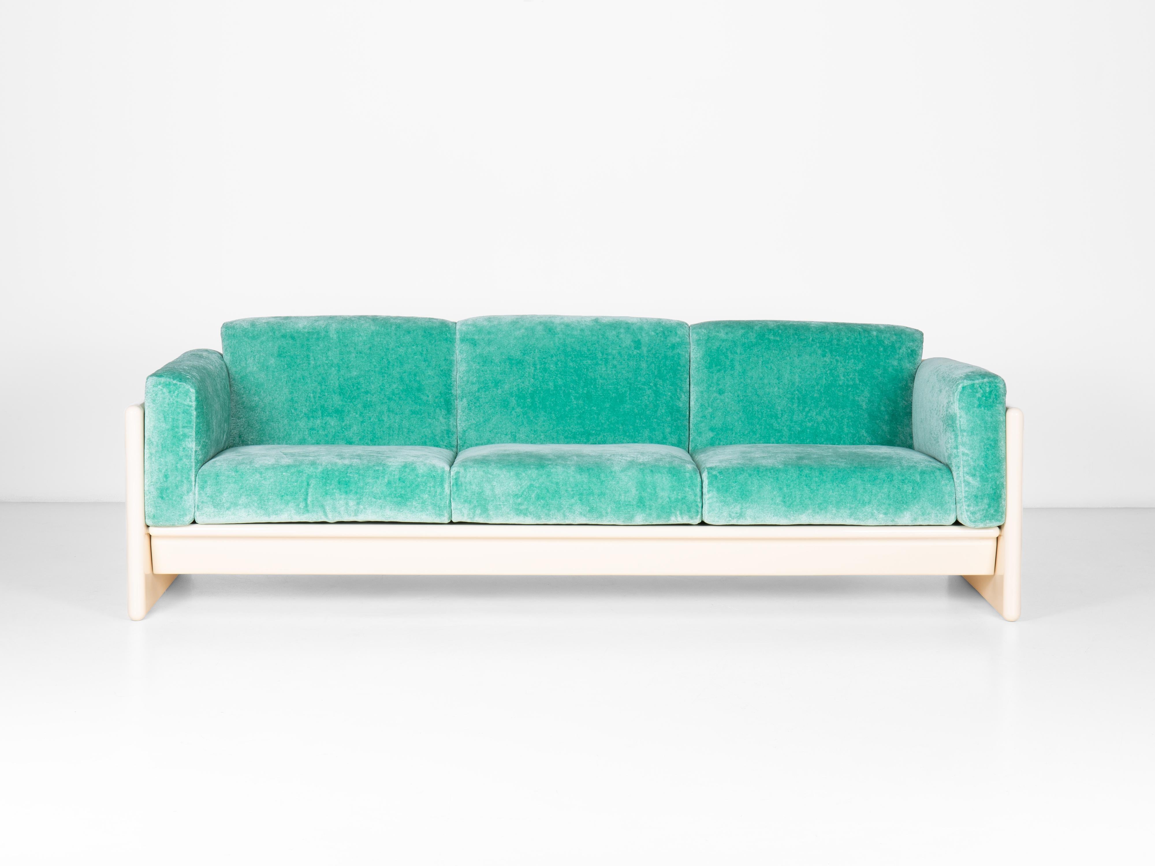 Sofá Arnolfo de 3 plazas de Ufficio Progetti Gavina. Estructura de madera multicapa lacada. Acolchado de poliuretano. Recientemente tapizada con terciopelo de chenilla original.

Bibliografía:
Fondazione Scientifica Querini Stampalia, 