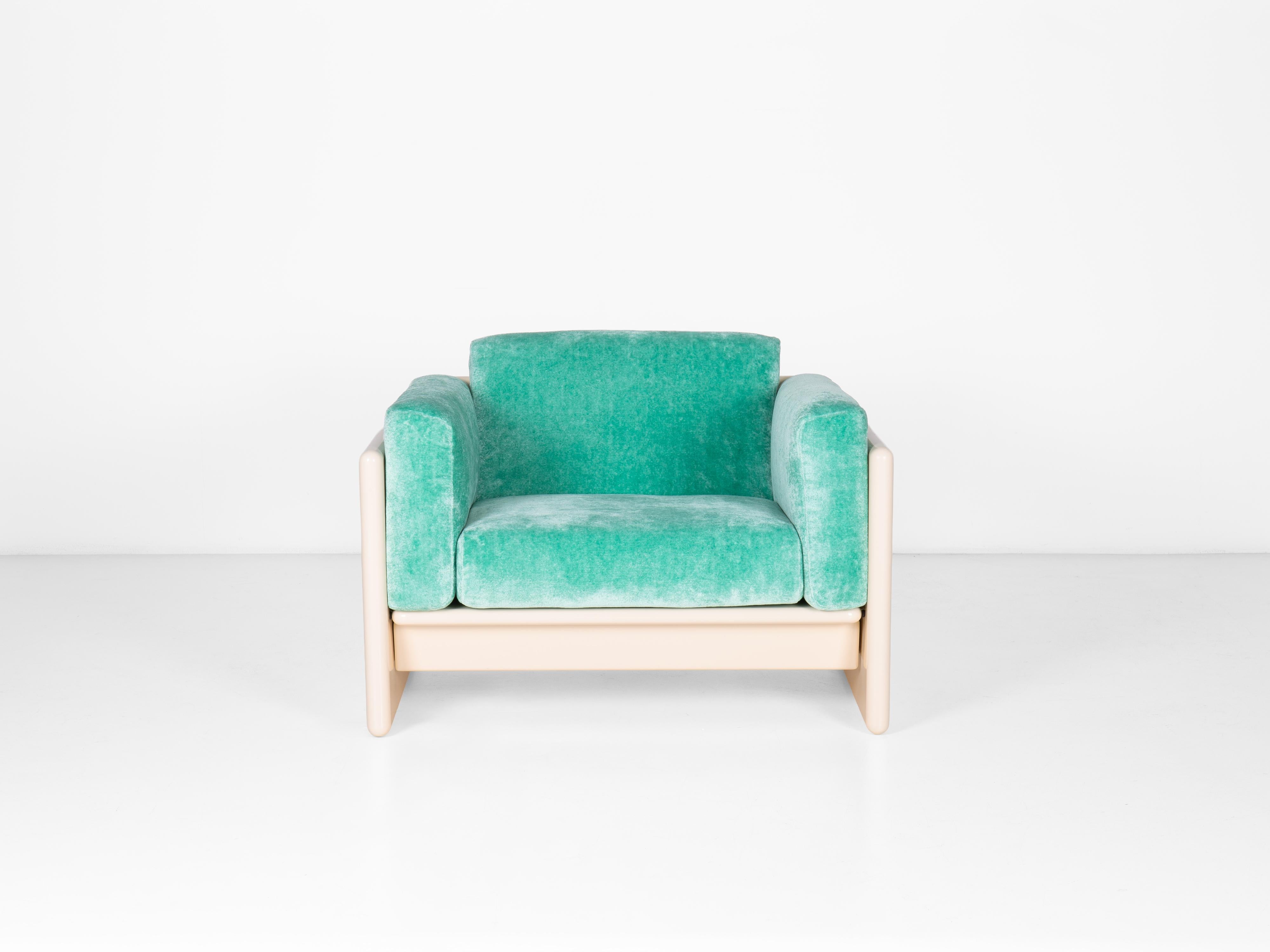 Sillón Arnolfo de Ufficio Progetti Gavina. Estructura de madera multicapa lacada. Acolchado de poliuretano. Recientemente tapizada con terciopelo de chenilla original.

Bibliografía:
Fondazione Scientifica Querini Stampalia, 