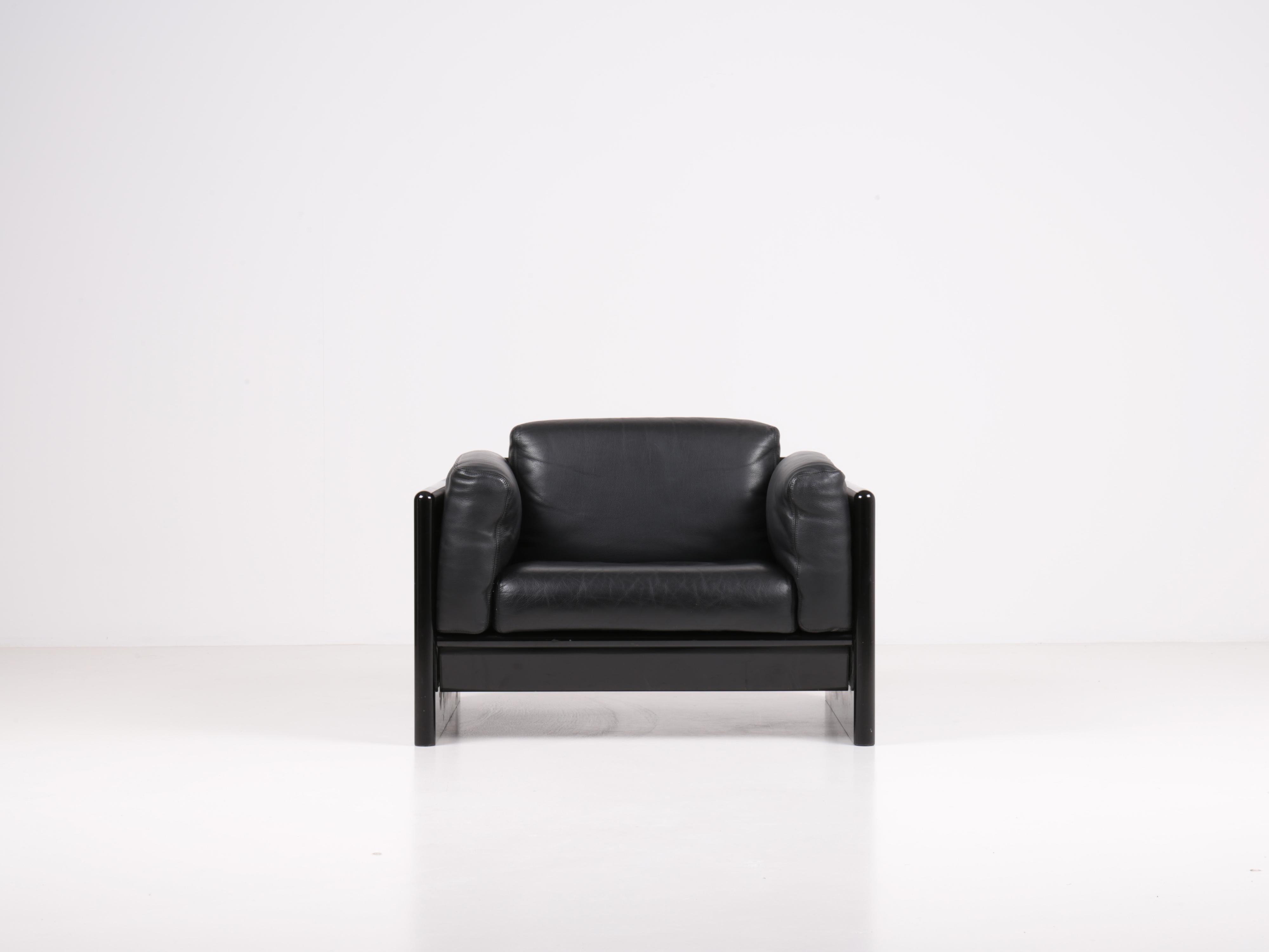 Fauteuil Arnolfo par Ufficio Progetti Gavina. Structure en bois multicouche laqué. Pad en polyuréthane et laine synthétique. Sellerie d'origine en cuir.

Bibliographie :
Fondazione Scientifica Querini Stampalia, 