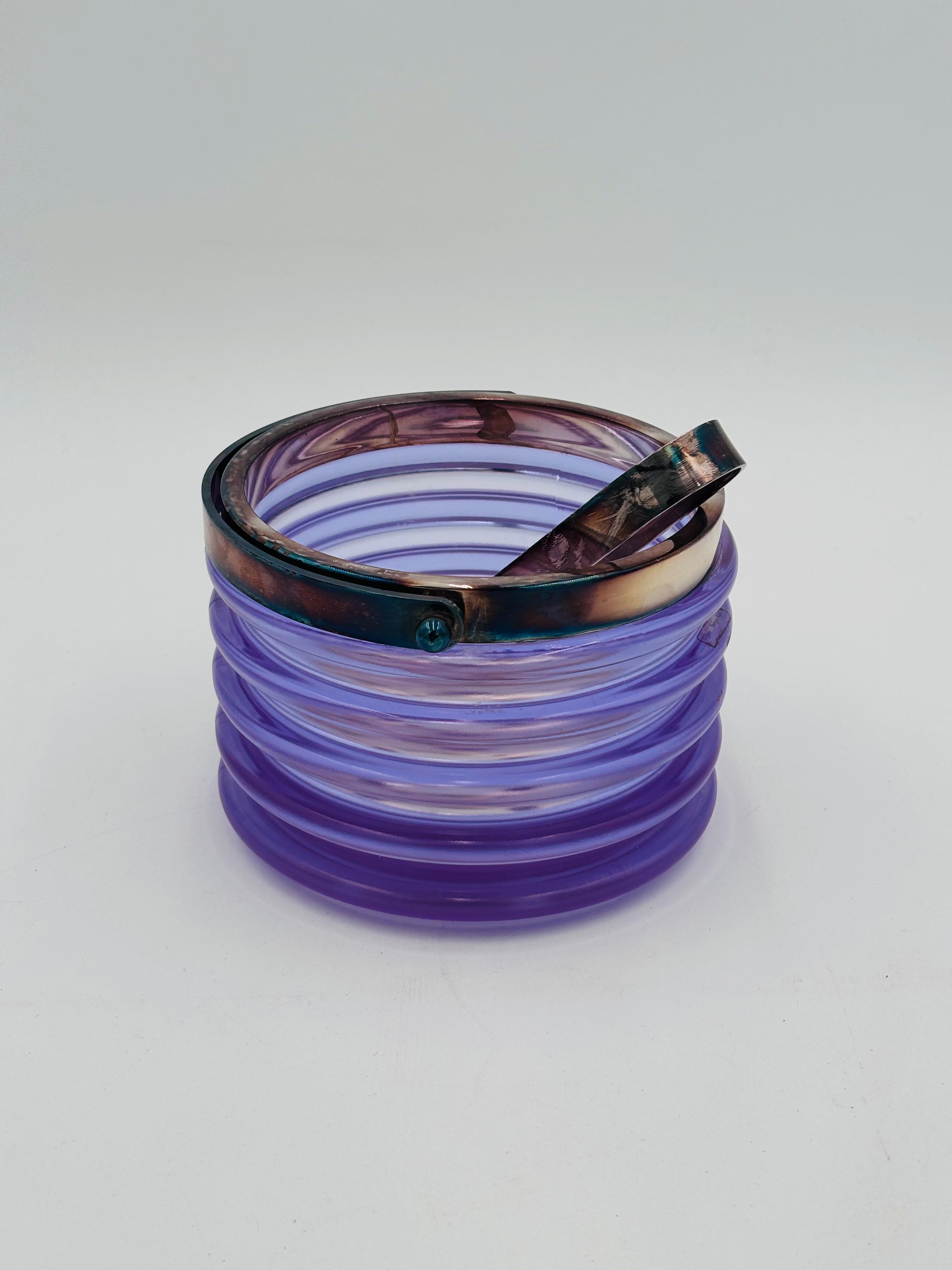 Arnolfo di Cambio Sergio Asti Porta Ghiaccio Serie Onde.


Estructura de cristal labrado con ondas de color violeta y componentes de acero placado argento.


El artículo se encuentra en buen estado de conservación, no presenta ningún defecto