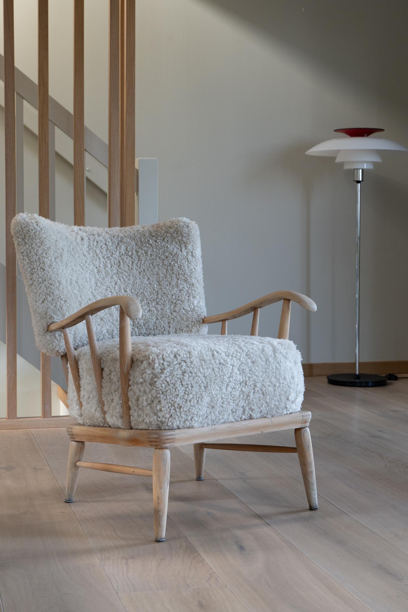 Beautiful armchair newly upholstered in sheepskin. Designed by Arnt Lande (attr.) for Møller & Stokke, Norway.

Presenting an exceptional lounge chair by renowned Norwegian designer Arnt Lande. This piece exemplifies mid-century Scandinavian
