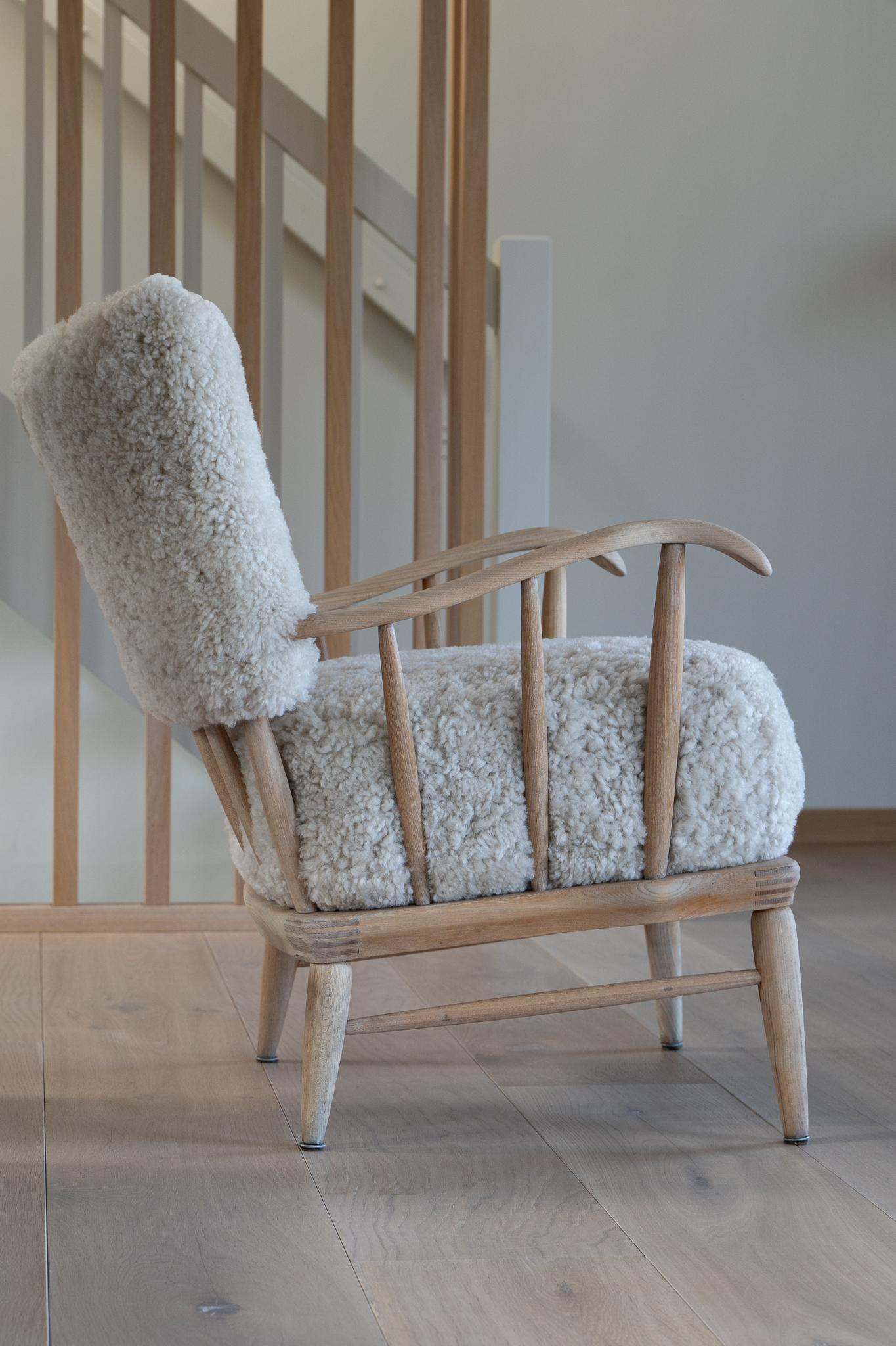 Norwegian Arnt Lande (attr.) armchair for Møller & Stokke, sheepskin For Sale