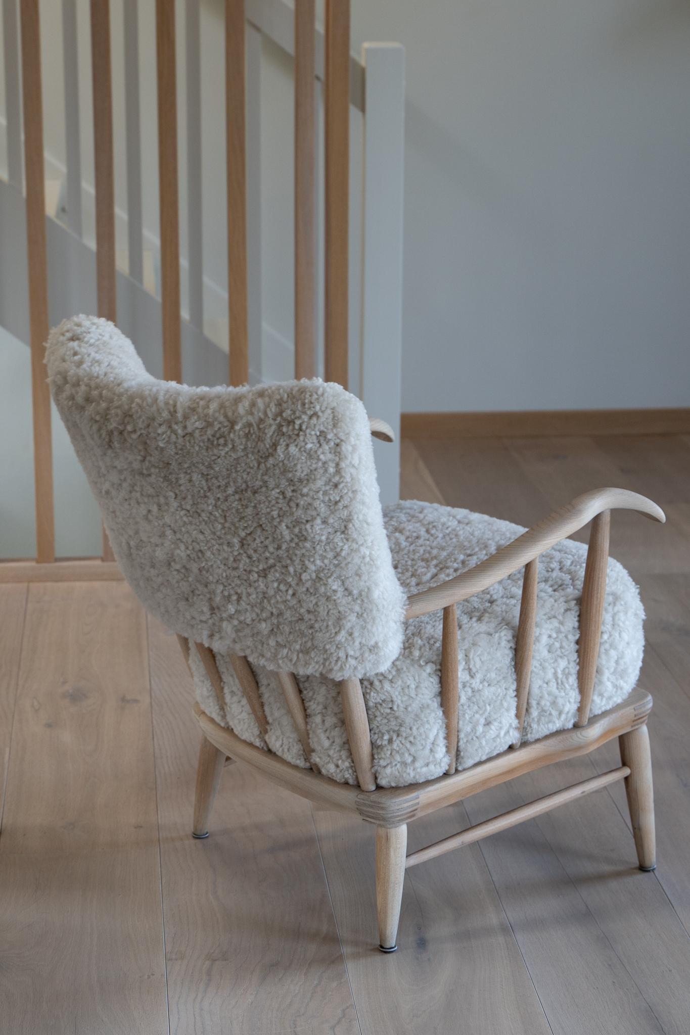Arnt Lande (attr.) armchair for Møller & Stokke, sheepskin In Good Condition For Sale In Oslo, NO