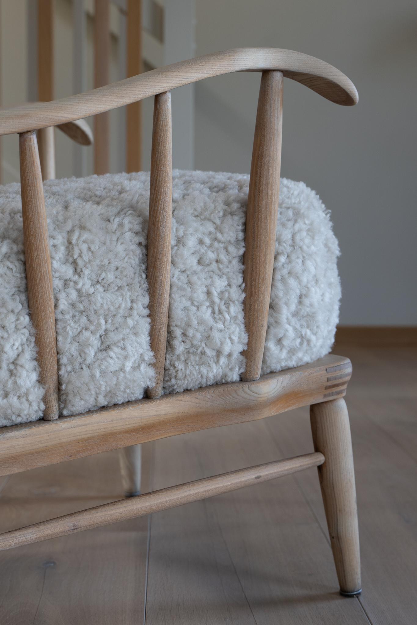 Arnt Lande (attr.) armchair for Møller & Stokke, sheepskin For Sale 3
