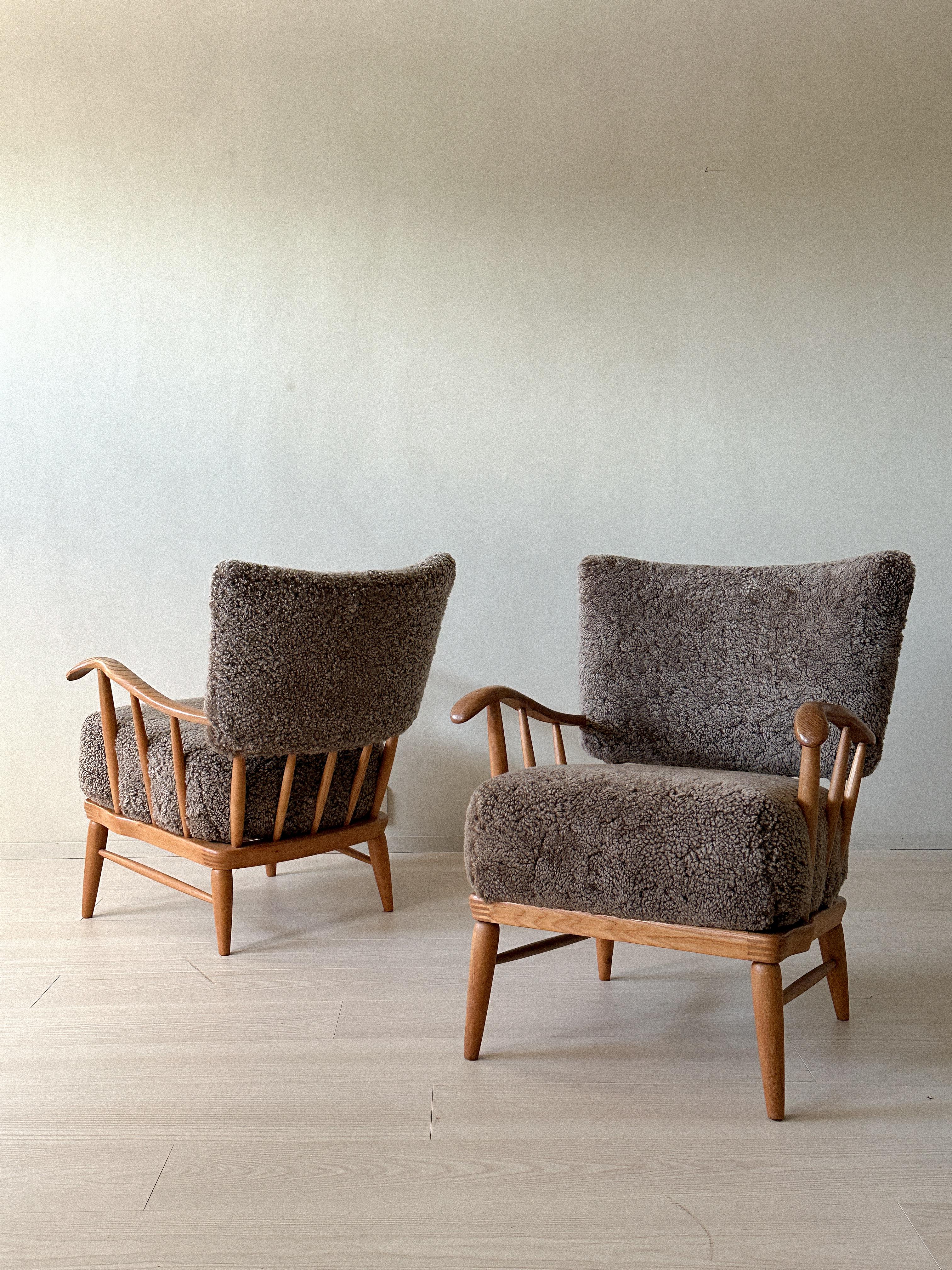 A beautiful pair of armchairs, newly reupholstered in premium shearling. Designed by Arnt Lande (attr.) for Møller & Stokke, Norway c. 1940s. 

Wear consistent with age and use. 