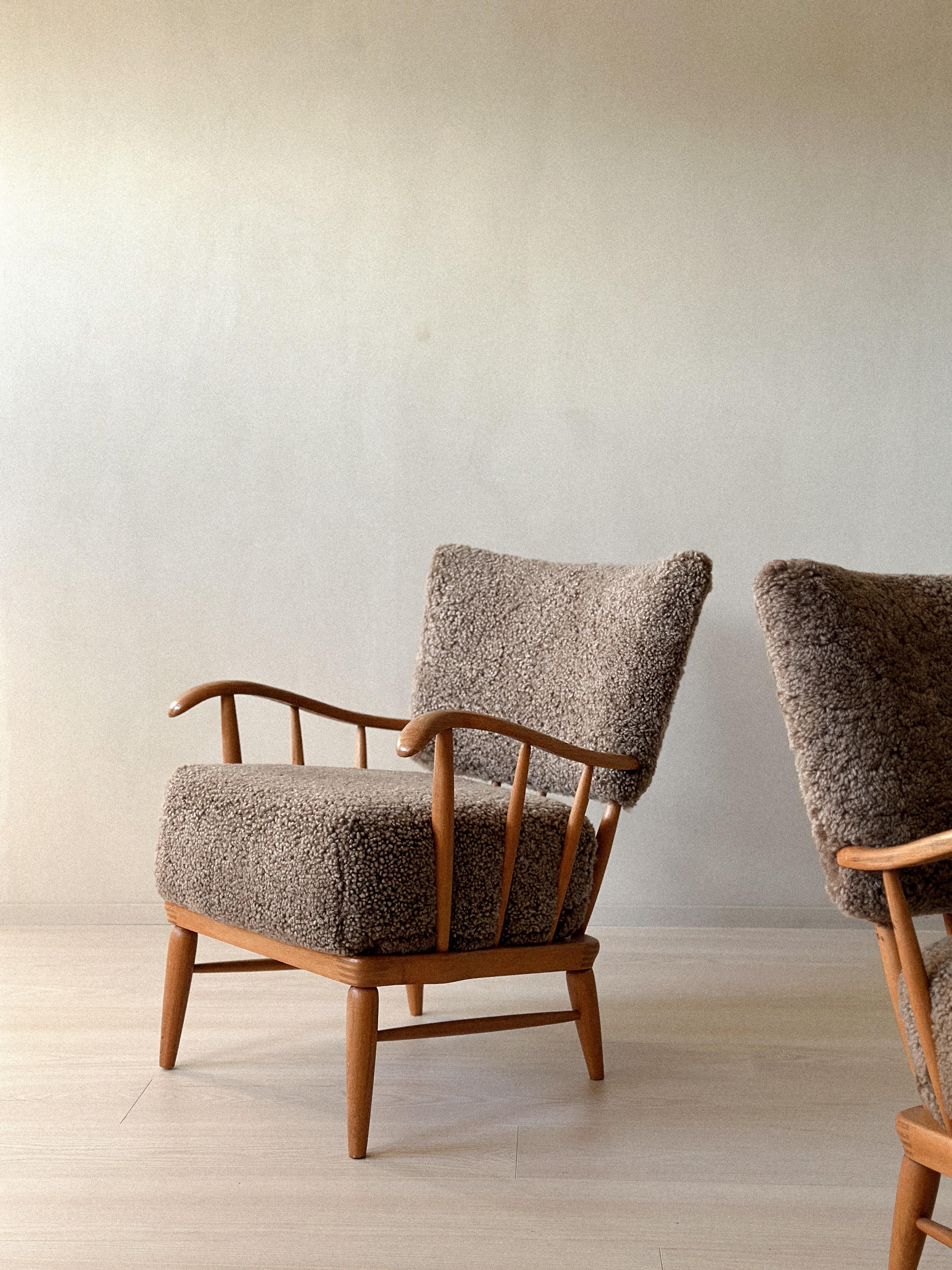 Arnt Lande (attr.) Armchairs by Møller & Stokke, Pine and Sheepskin, c. 1940s In Good Condition In Hønefoss, 30