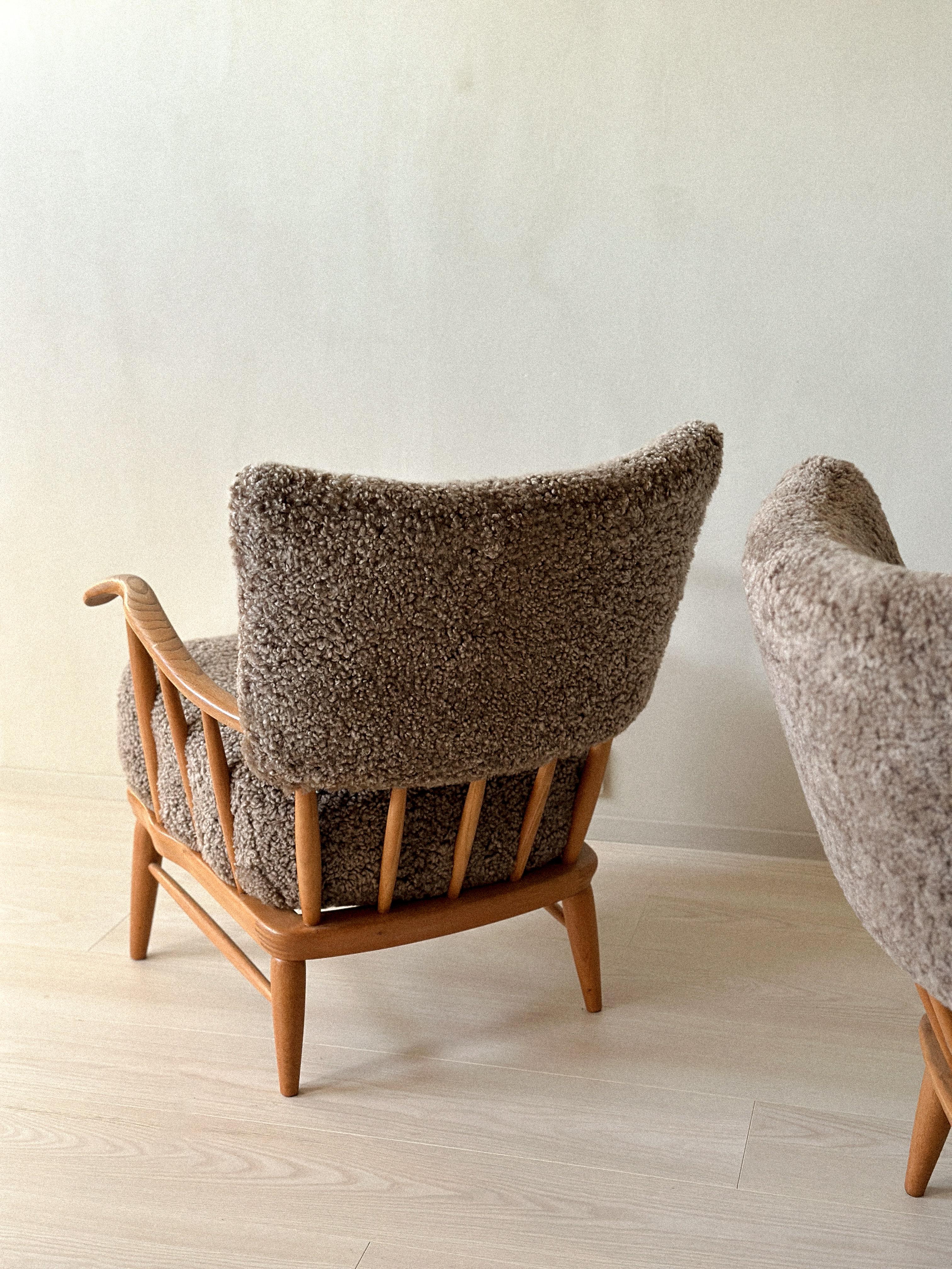 Arnt Lande (attr.) Armchairs by Møller & Stokke, Pine and Sheepskin, c. 1940s 3