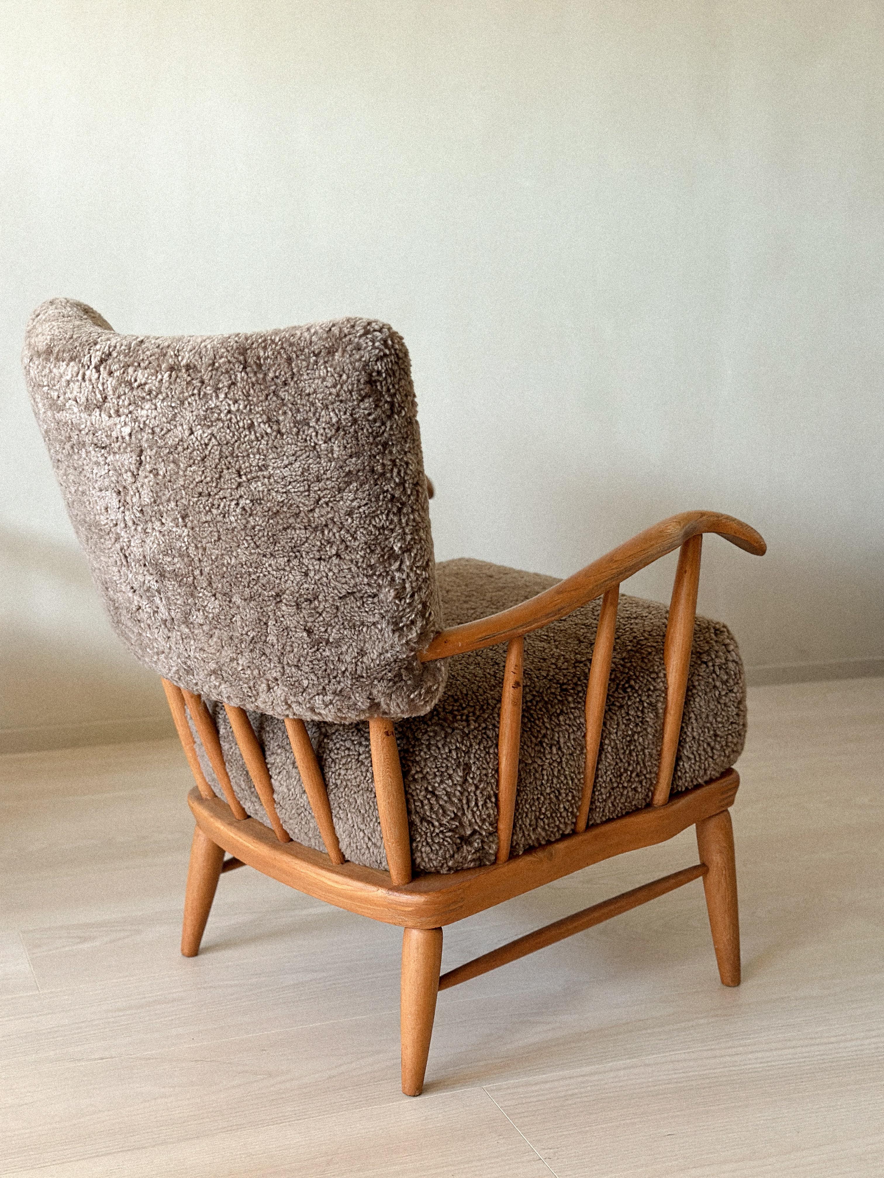 Arnt Lande (attr.) Armchairs by Møller & Stokke, Pine and Sheepskin, c. 1940s 4