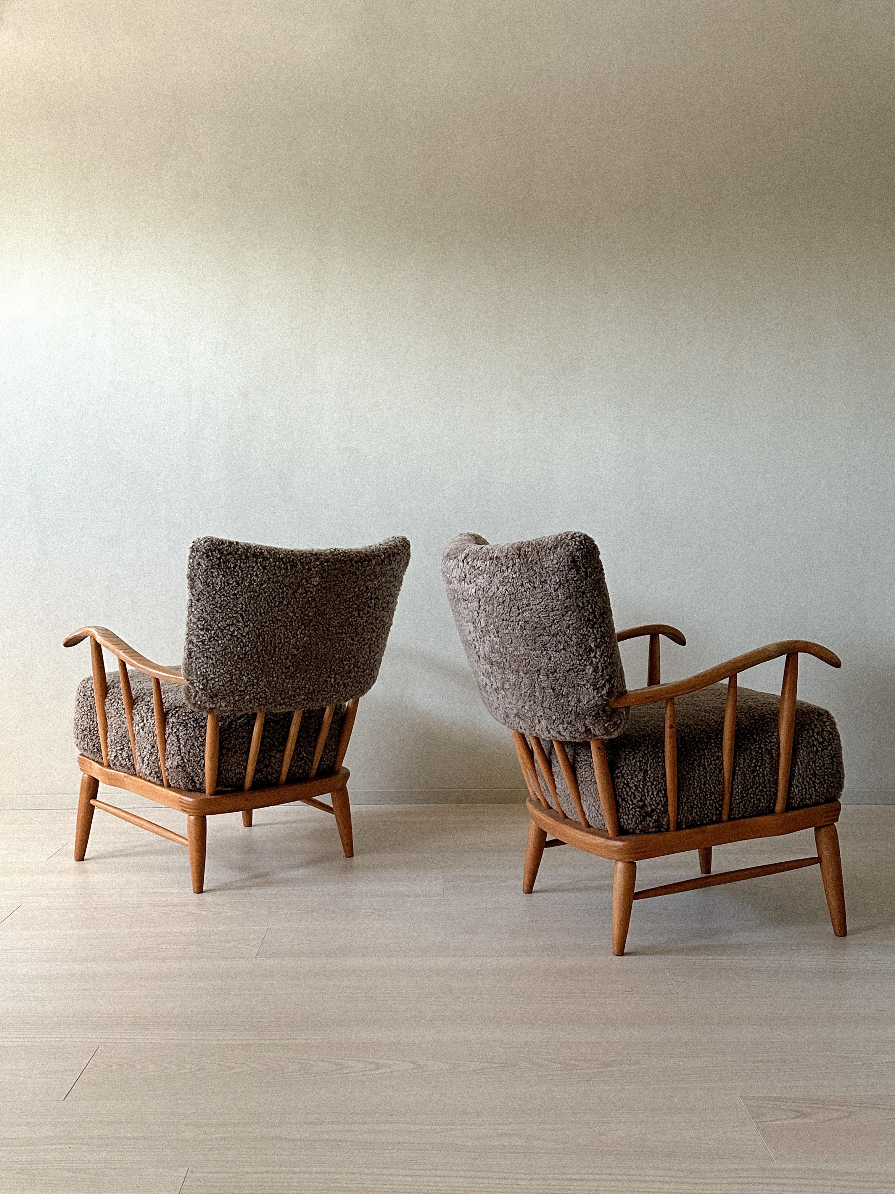 Arnt Lande (attr.) Armchairs by Møller & Stokke, Pine and Sheepskin, c. 1940s 5