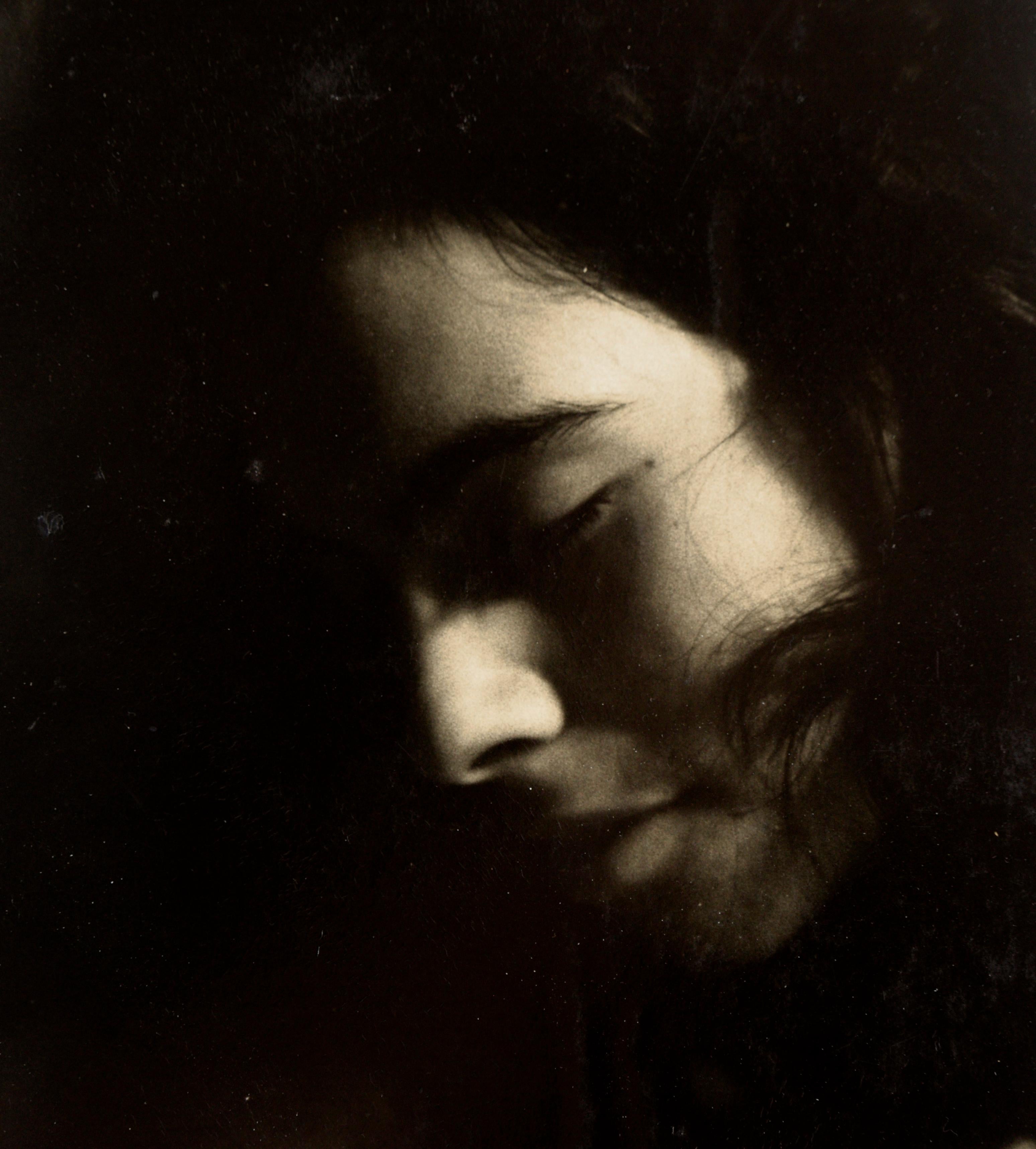 Photographie aux tons sépia - Portrait de Ruth - Berkeley 1968 - Gris Portrait Photograph par Arnulf Rabl