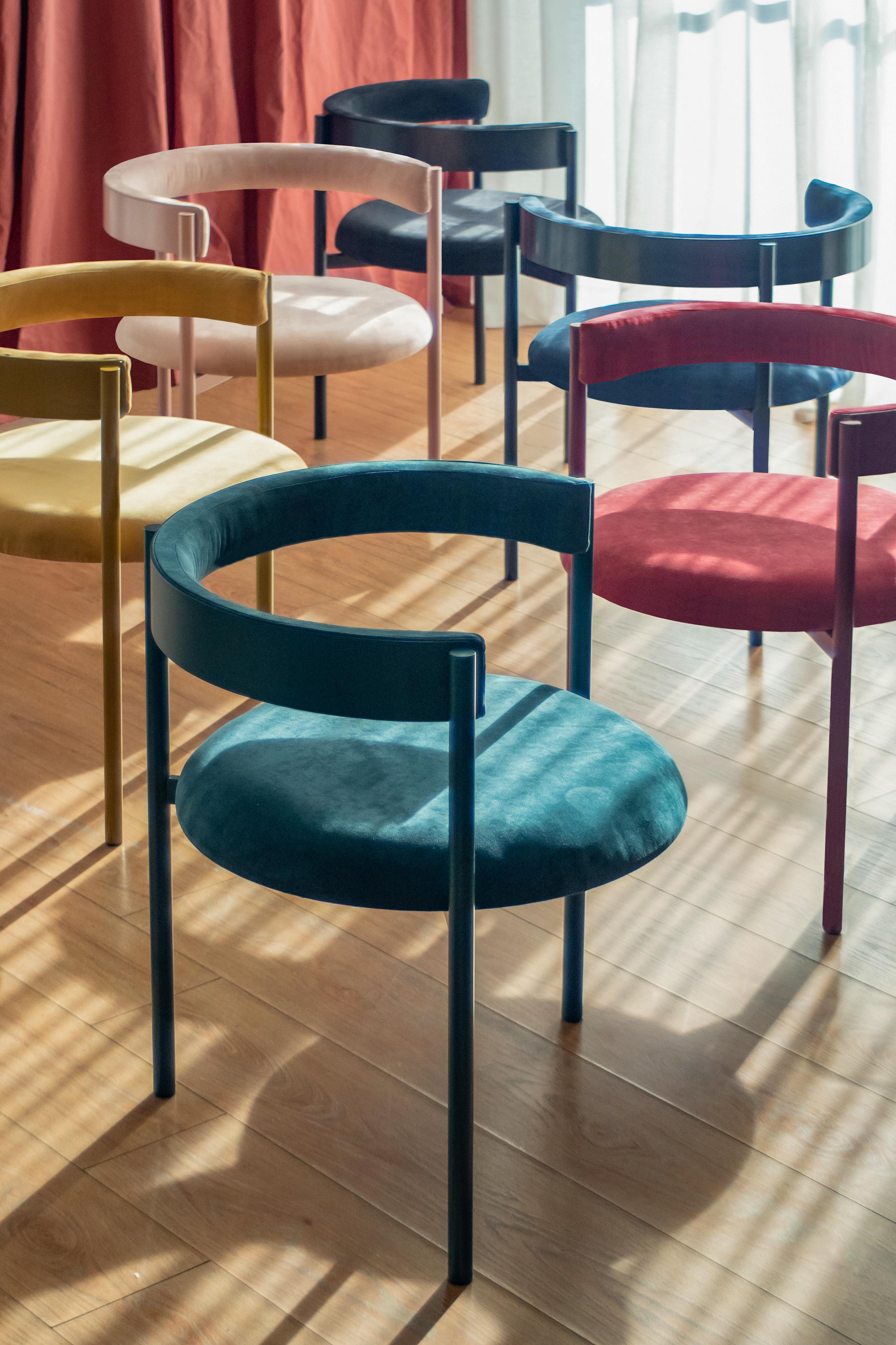 ARO Contemporary Stuhl aus Stahl und Samtpolsterung von Ries im Angebot 12