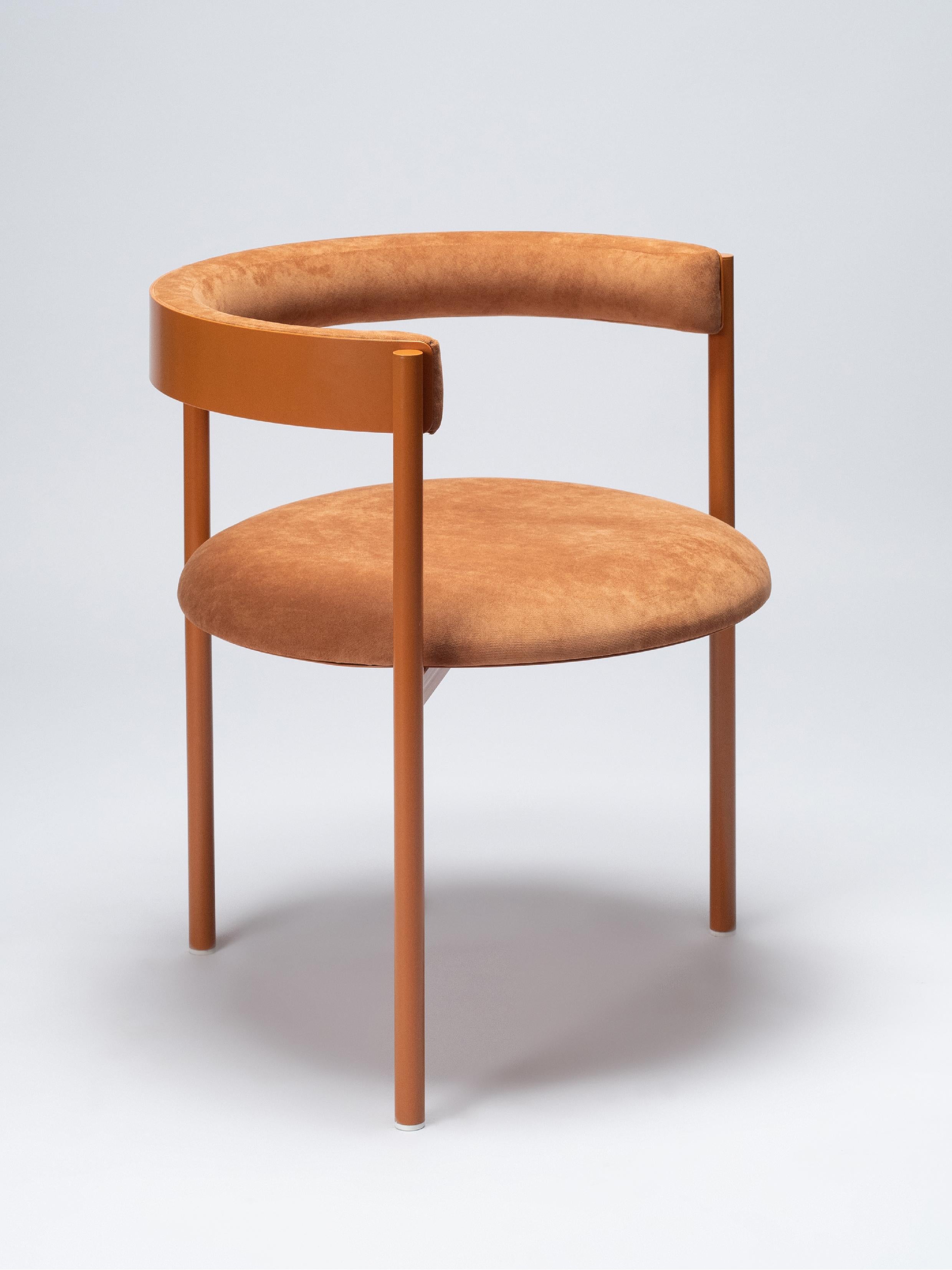 Elegante et confortable, la chaise Aro est construite avec précision et des détails qui font la différence. 

Fabriqué en tubes d'acier ronds recouverts de poudre et rembourrage en velours. Ils conviennent aux environnements intérieurs et