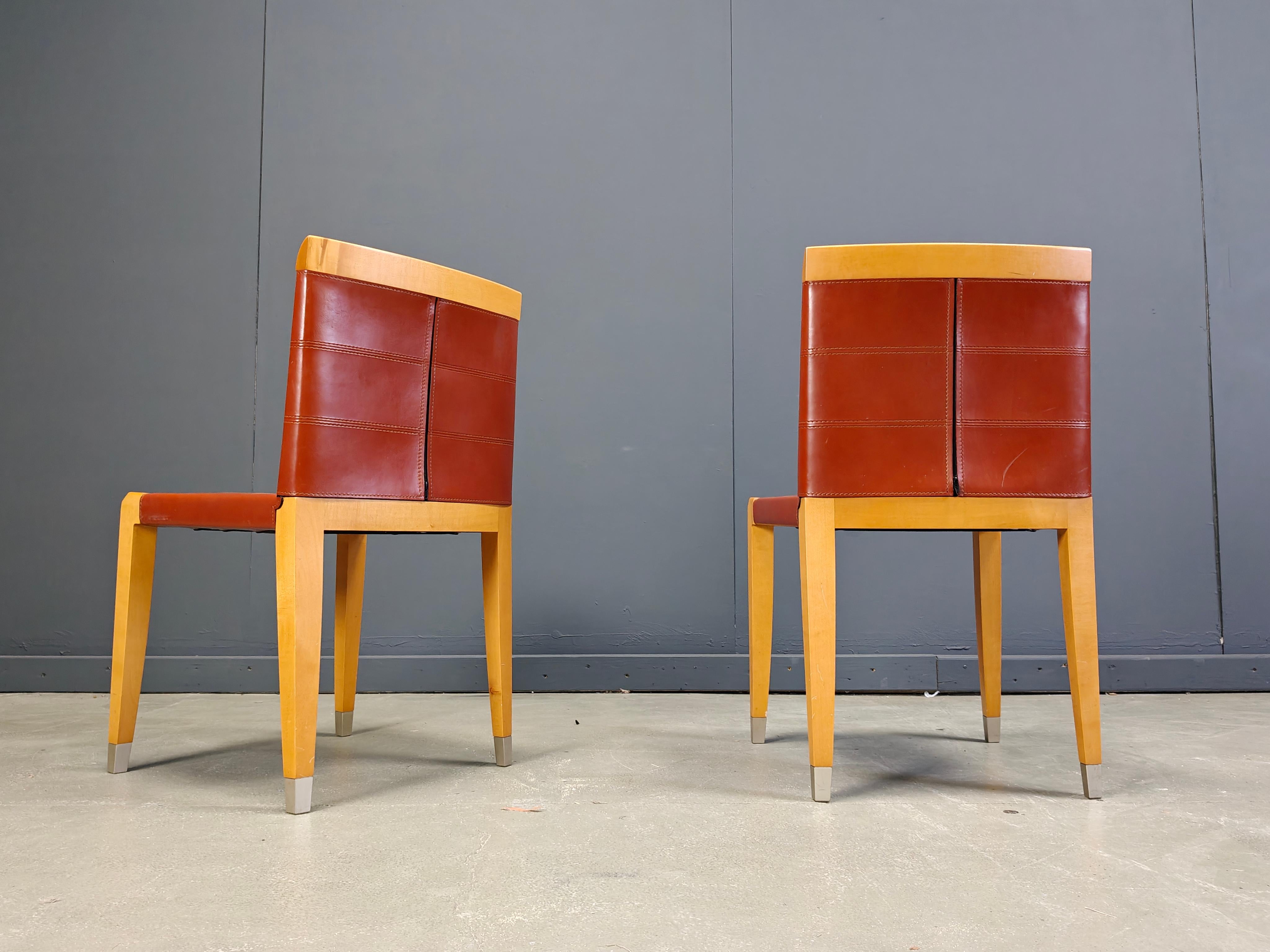 Sedie da pranzo degli anni '90 con struttura in legno di ciliegio, piedini in metallo e rivestimento in pelle marrone saddel.

Le sedie hanno un design bellissimo, elegante e raffinato e sono all'altezza degli standard di alta qualità di