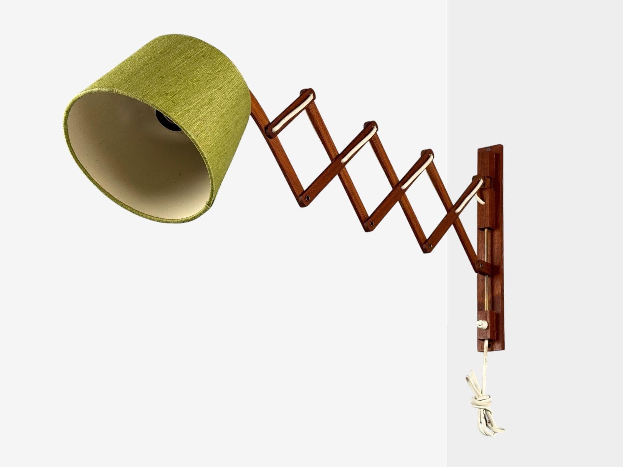 Aro Leuchten, Teak, ottone, tessuto verde, applique a forbice, Germania, anni '60

Applique a forbice in ottone e teak della metà del secolo scorso, progettata e prodotta da A.I.C. in Germania negli anni '60. Il braccio regolabile scorre facilmente,