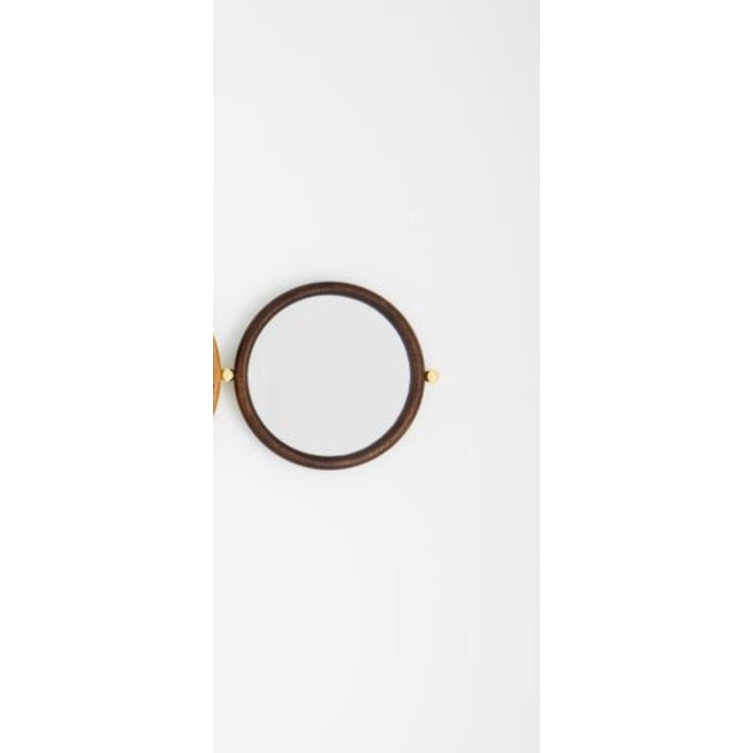 Kleiner Aro Spiegel 45 von Leandro Garcia Zeitgenössisches Brasilien Design
Abmessungen: H 45 x 5,6 cm
 Endgültige Spiegellänge unter Berücksichtigung der Kugeln: L 52 cm
MATERIAL: Rahmen und Hintergrund aus hellem, mittlerem, dunklem oder