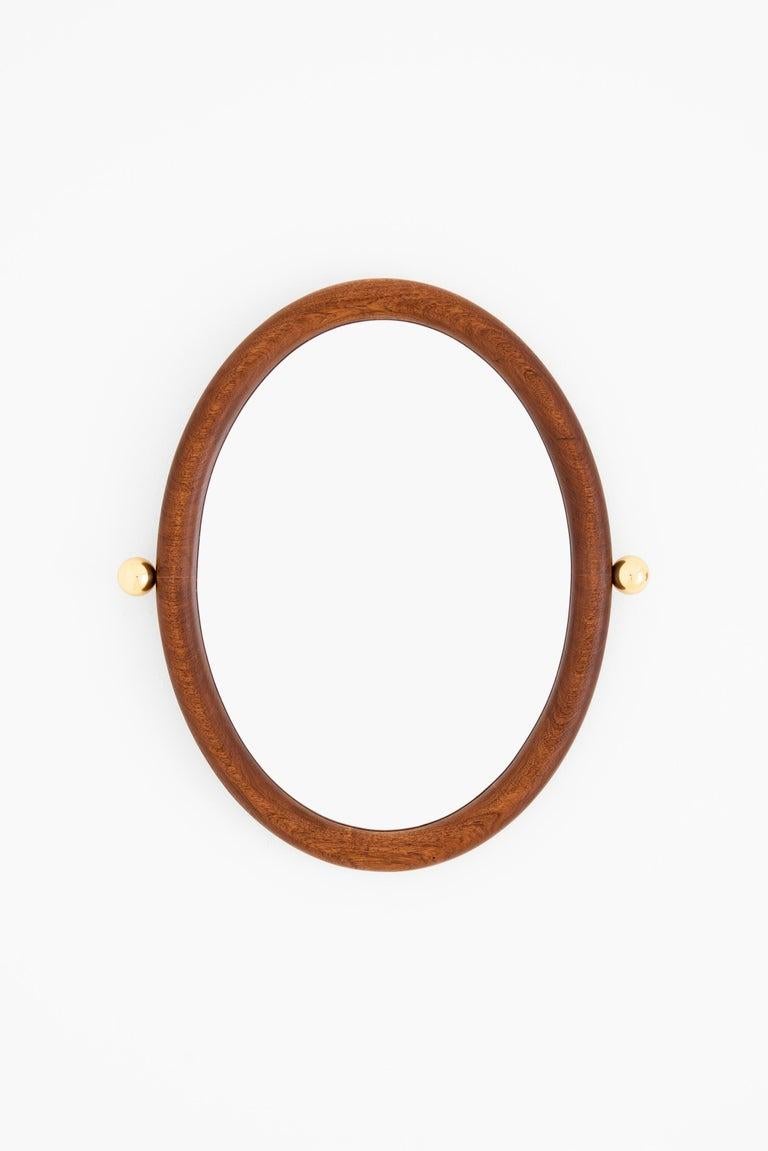 Aro oval mirror 55 by Leandro Garcia contemporary Brazil design
Dimensions: H 55 x 5.6 cm
Final mirror length considering spheres L 48 cm
Materials: light, medium, dark or reddish tauari wood frame and background
Silver mirror

 Without