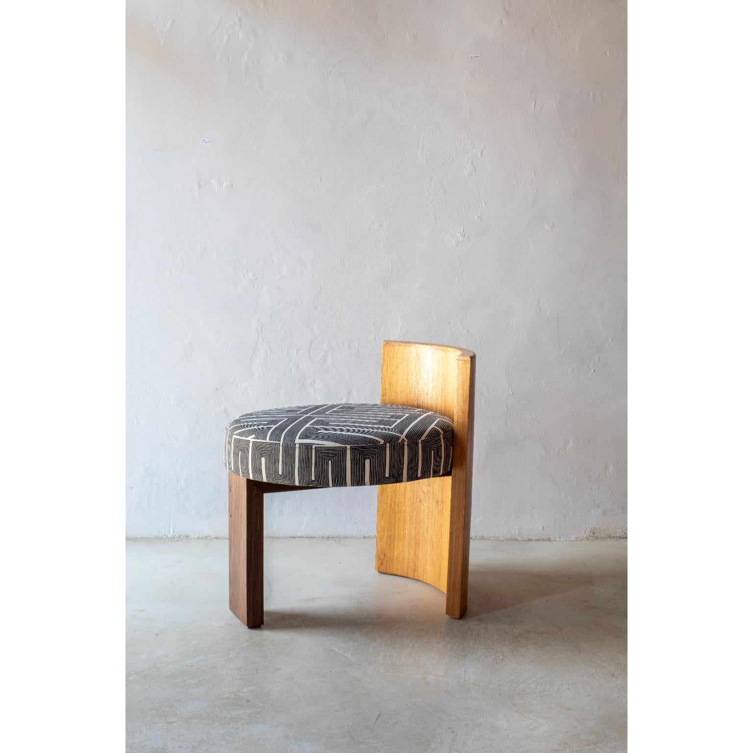 Aro Stool by Gabriela Campos
Dimensions: D 55 x W 55 x H 62 cm.
Materials: Freijó wood with imbuia finish and hand-painted fabric.

The essence of this capsule of 4 pieces is a dialog between the Art Déco
movement and the indigenous graphics of the