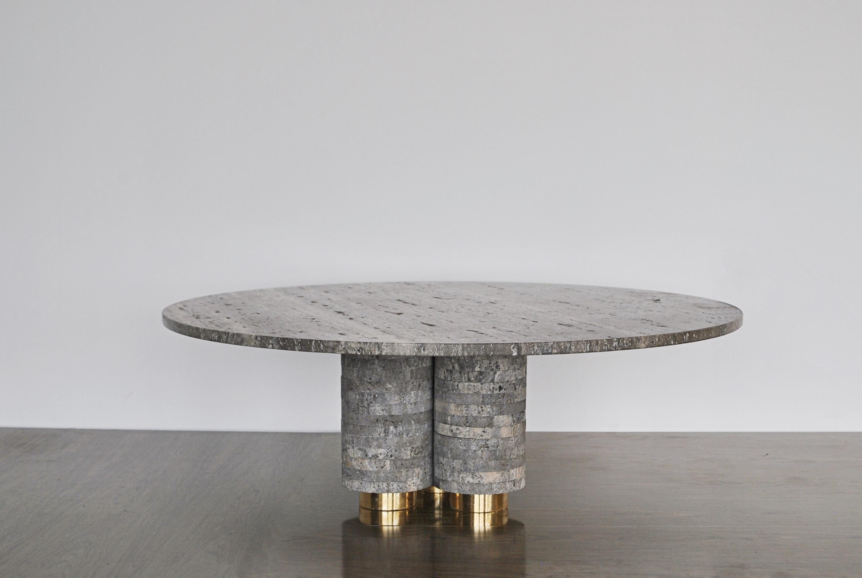 Postmoderne Table basse en travertin Aro par Atra Design en vente