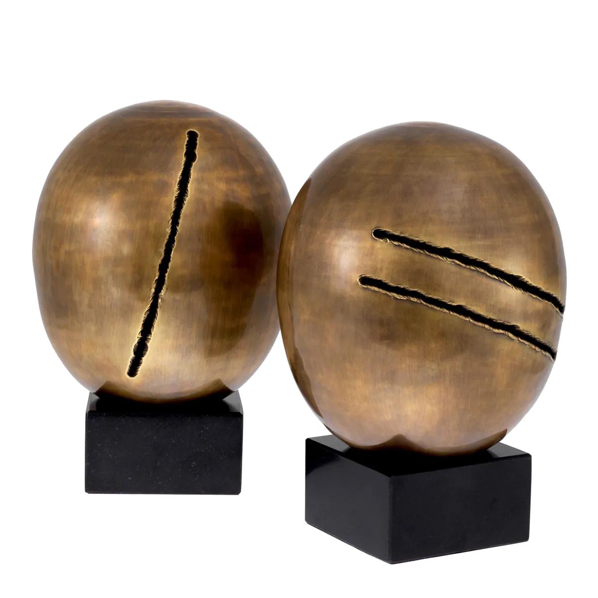 Sujetalibros Arold Juego de 2 con estructura de latón macizo en
acabado vintage y sobre sólida base de graita tallada pulida.
Dimensión de cada pieza: Ø20cmxH32cm.