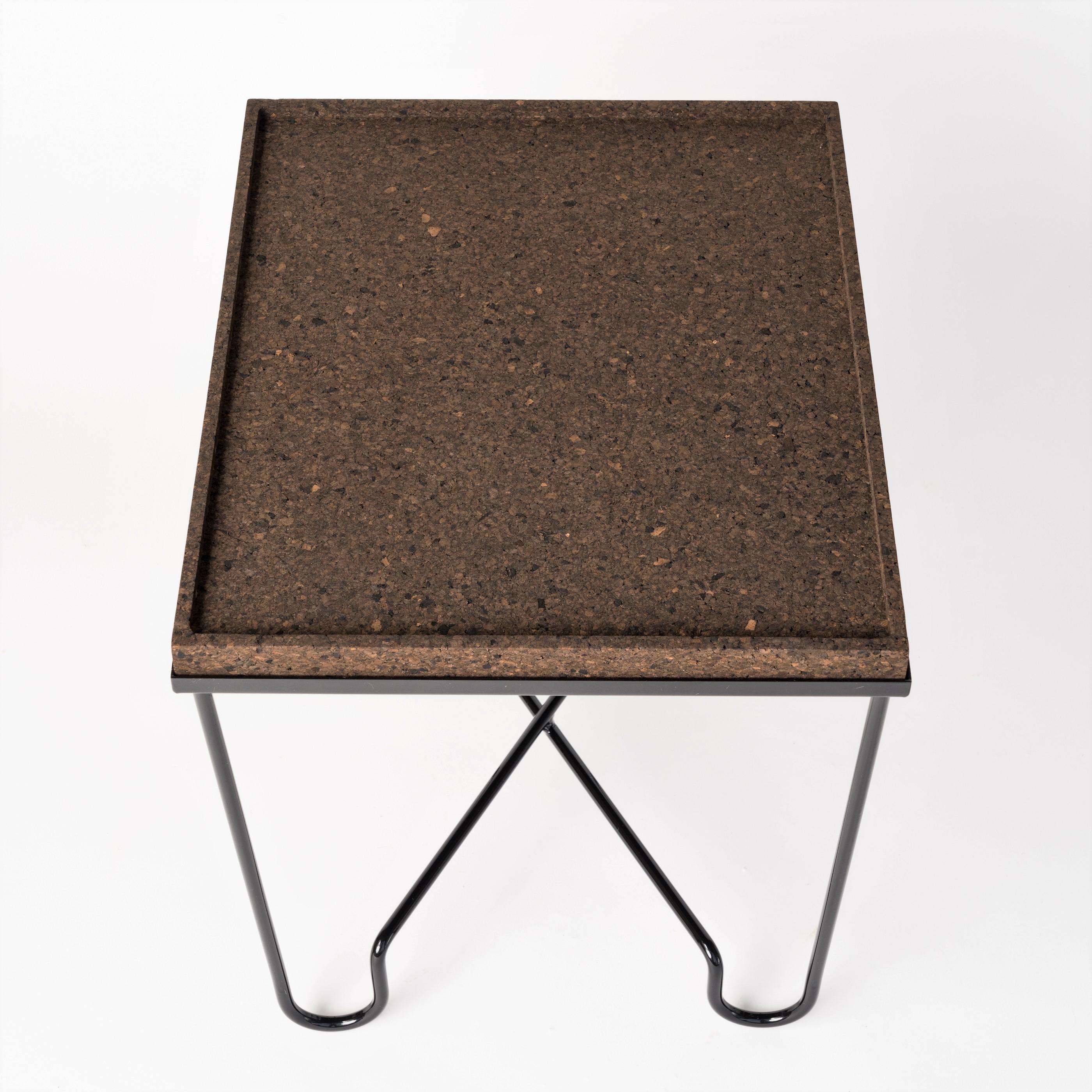 Laqué Table d'appoint Aronde en acier laqué noir avec plateau en liège brûlé ou naturel  en vente