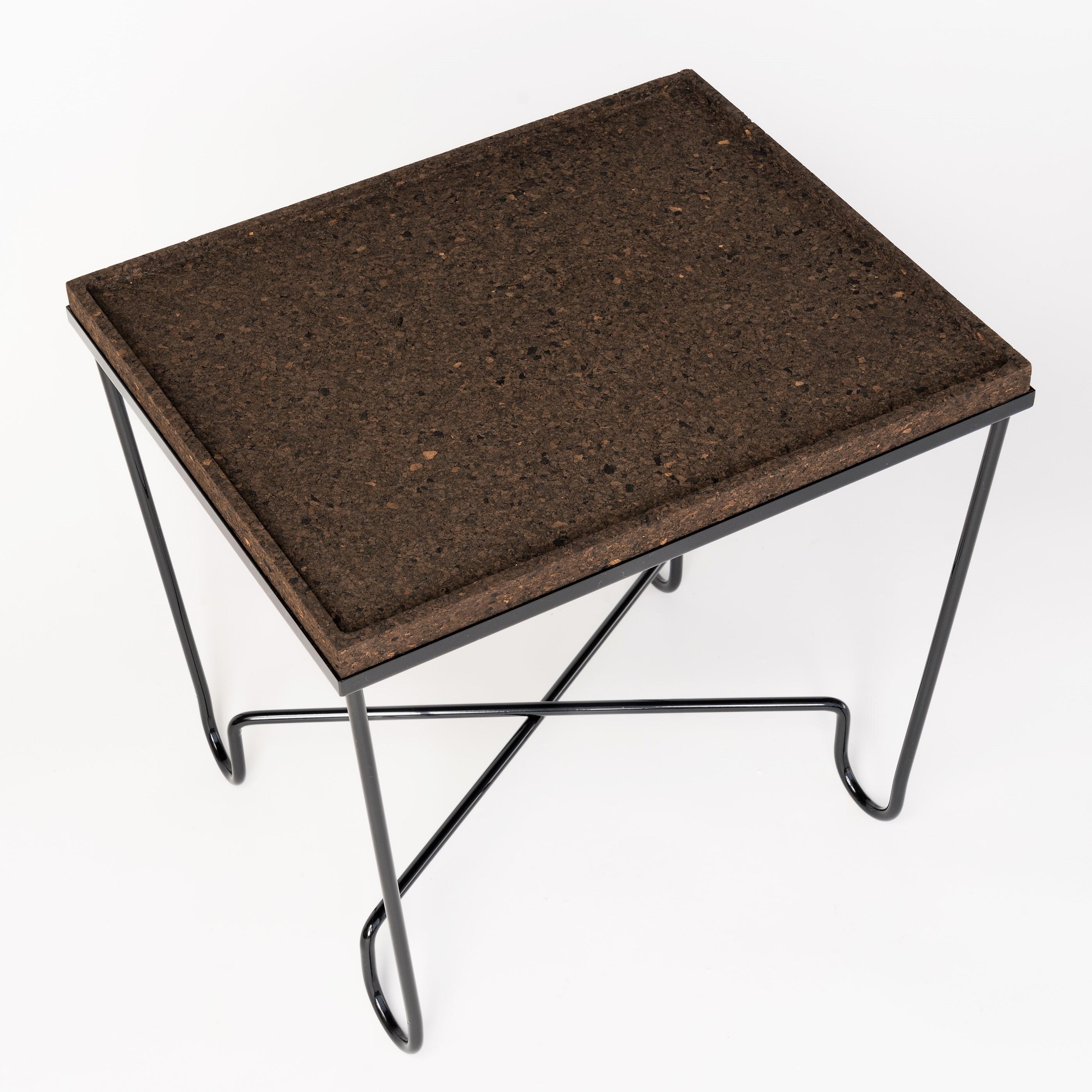 XXIe siècle et contemporain Table d'appoint Aronde en acier laqué noir avec plateau en liège brûlé ou naturel  en vente