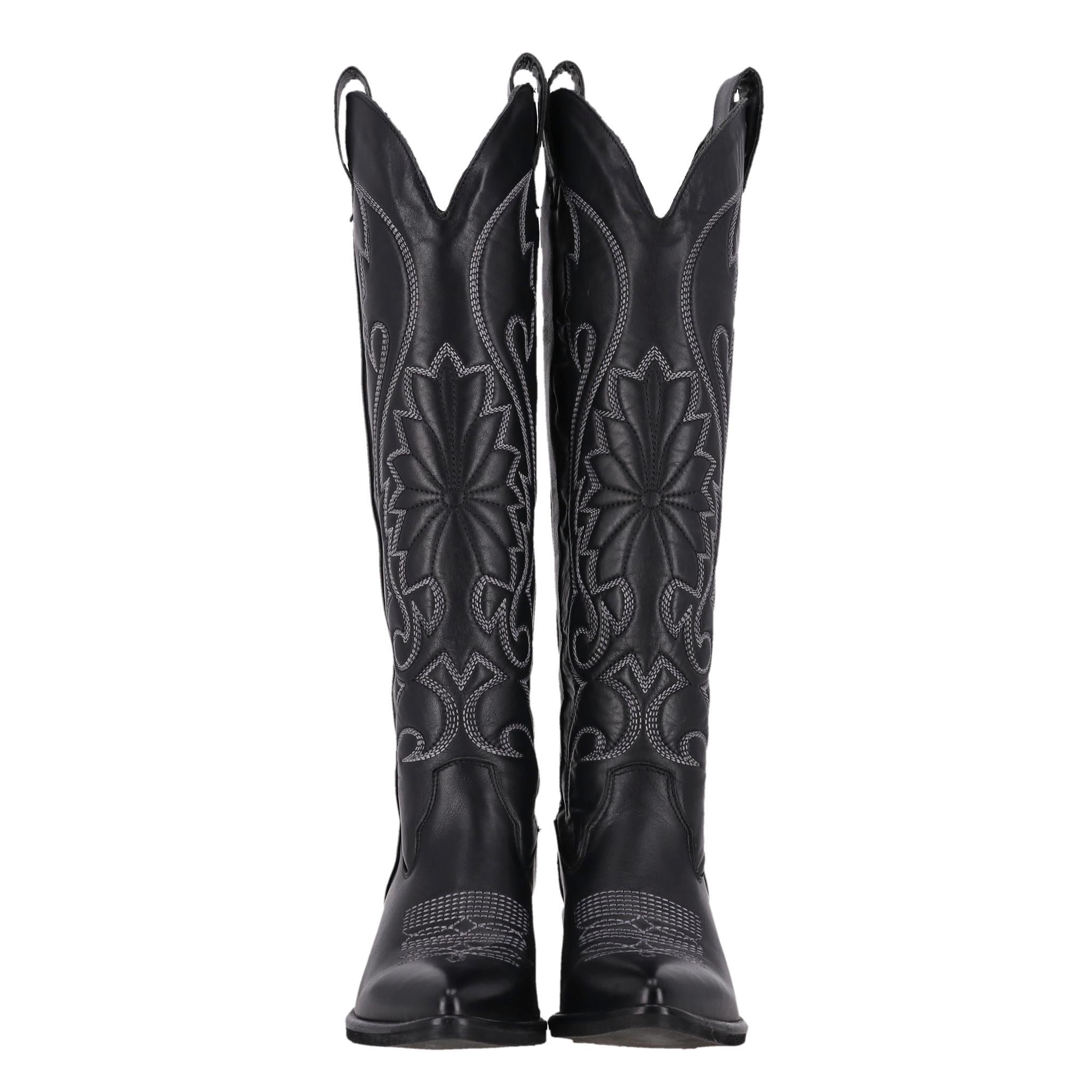 Brand New - P.A.R.O.S.H Embroidered Leather Western Knee-High Boots

Smooth black calf leather boots designed with Western embroidery in white.

Featuring a pointed toe, stacked block heel and a slip-on style.

Rrp Approx. £350

Size – 36

Condition