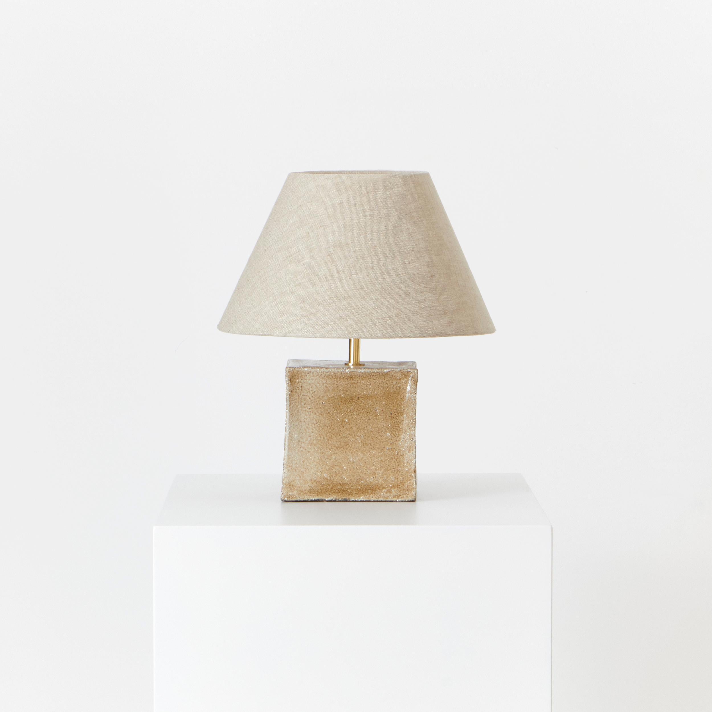 Lampe de table Arouca
Conçu par le project 213A en 2023

Lampe de table artisanale avec une base en céramique cubique, fabriquée dans l'atelier de céramique de Project 213A.
Chaque pièce est unique en raison de sa nature artisanale, les formes et
