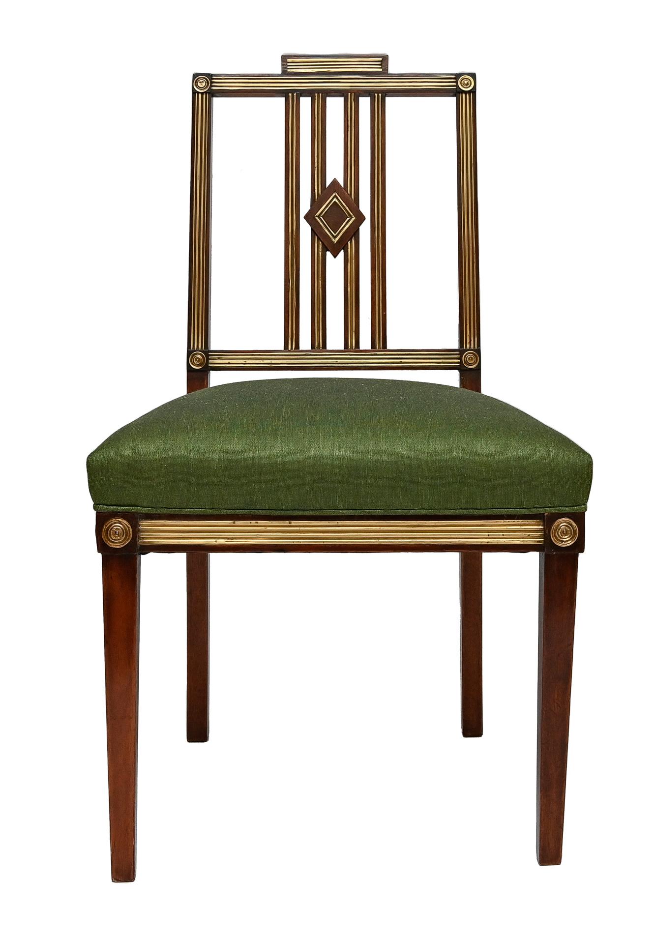 4 chaises pour une salle à manger, vers 1800, provenance probablement d'une maison noble des pays baltes
Acajou, dossiers et cadres d'assise décorés de fils de laiton, conçus dans une stricte modestie mais néanmoins de grande qualité.
Les surfaces