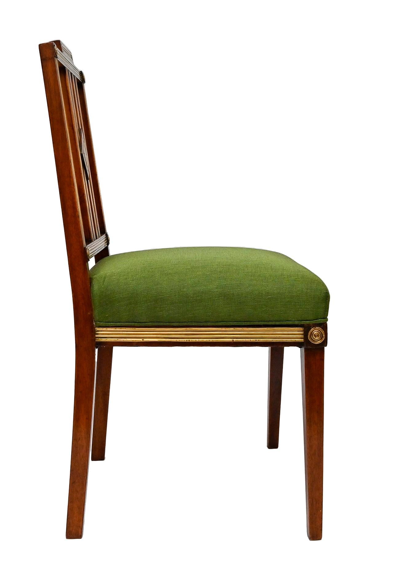 Empire Vers 1800 - 4 chaises de salle à manger baltiques décorées de fils de laiton Mohagony en vente