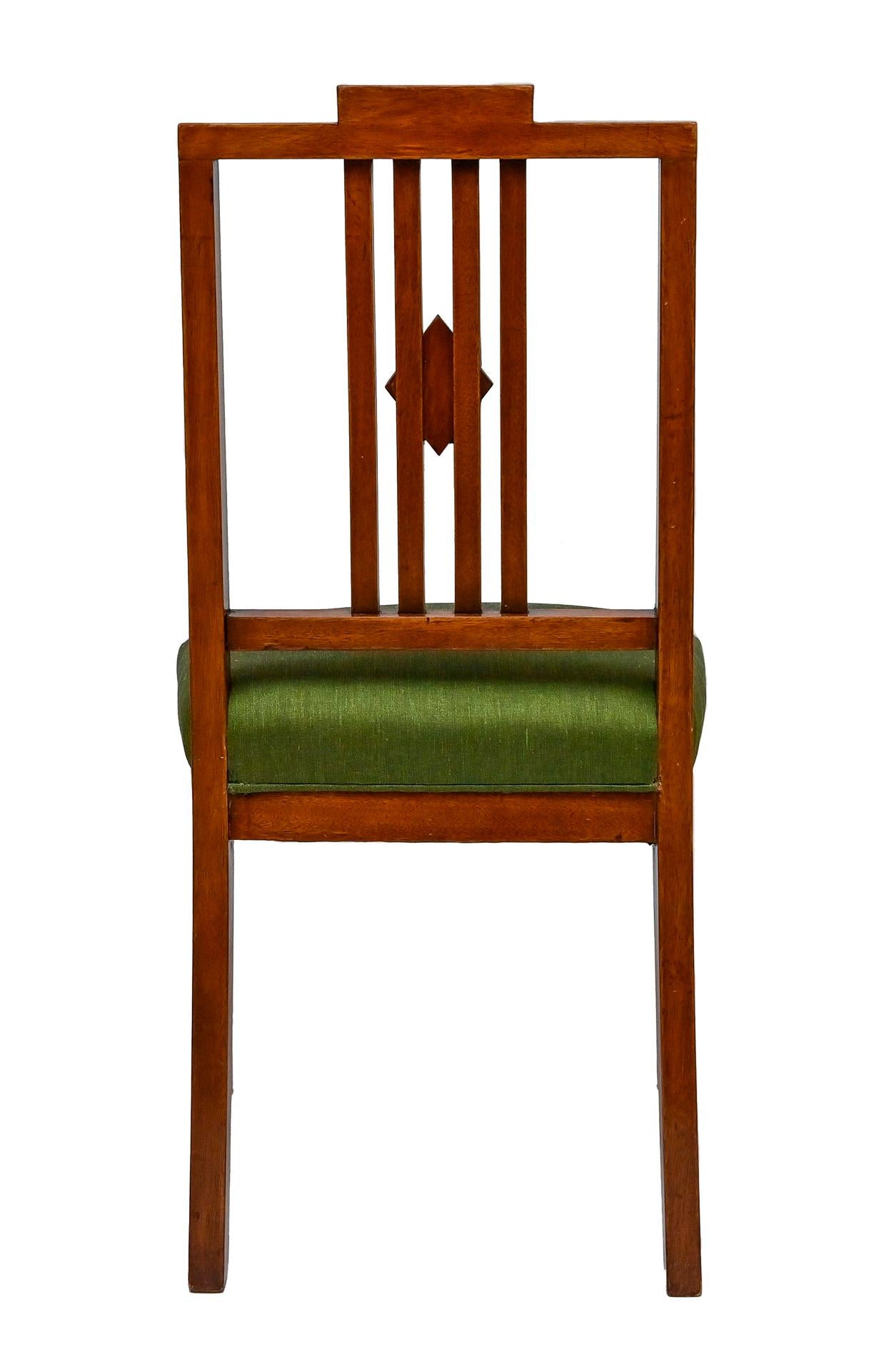 Baltique Vers 1800 - 4 chaises de salle à manger baltiques décorées de fils de laiton Mohagony en vente