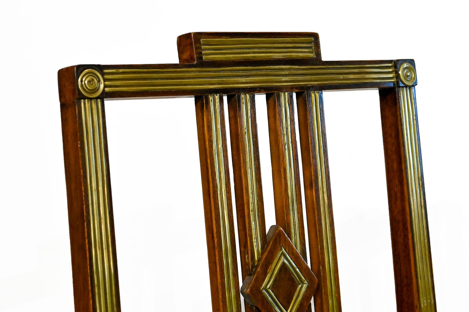Acajou Vers 1800 - 4 chaises de salle à manger baltiques décorées de fils de laiton Mohagony en vente