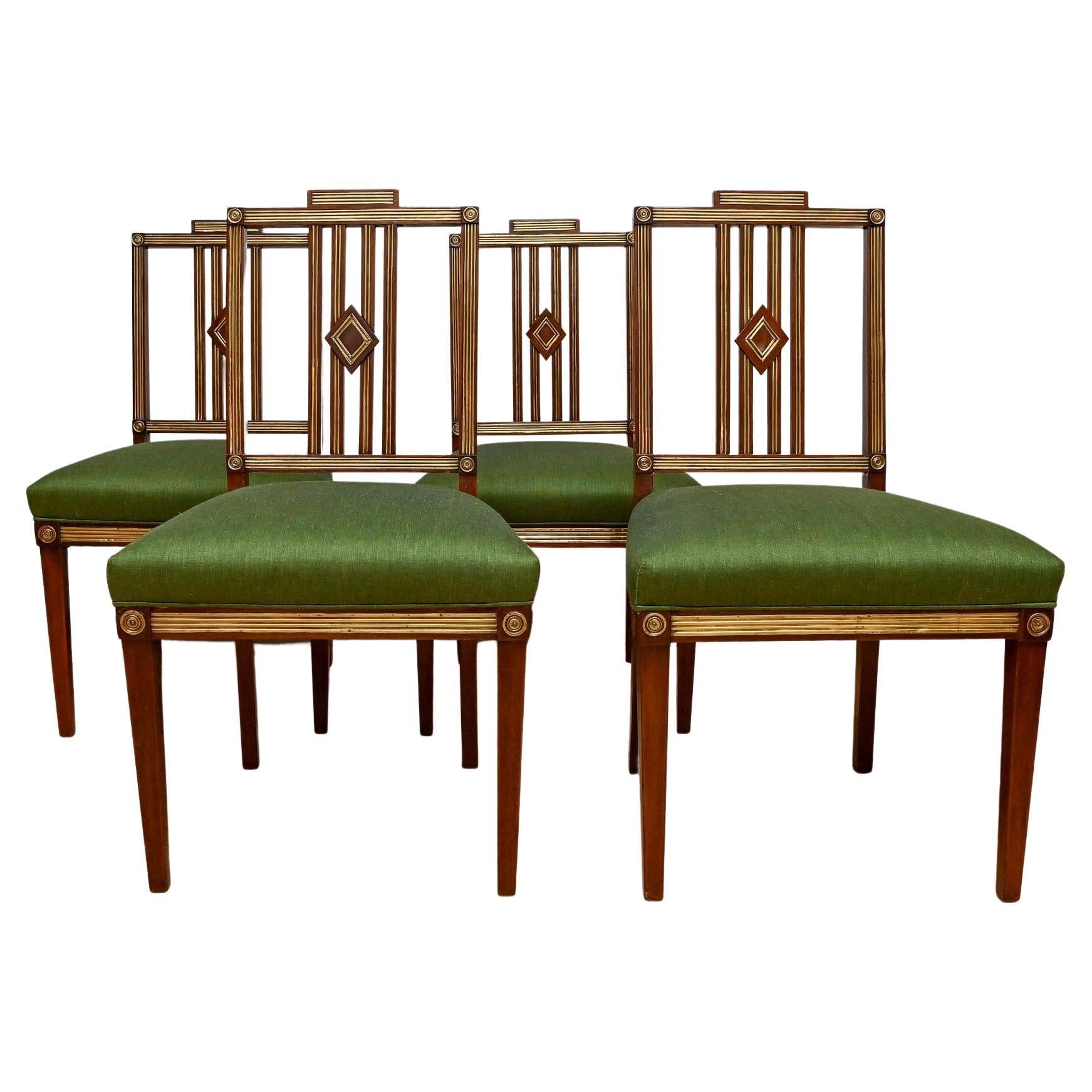 Vers 1800 - 4 chaises de salle à manger baltiques décorées de fils de laiton Mohagony en vente