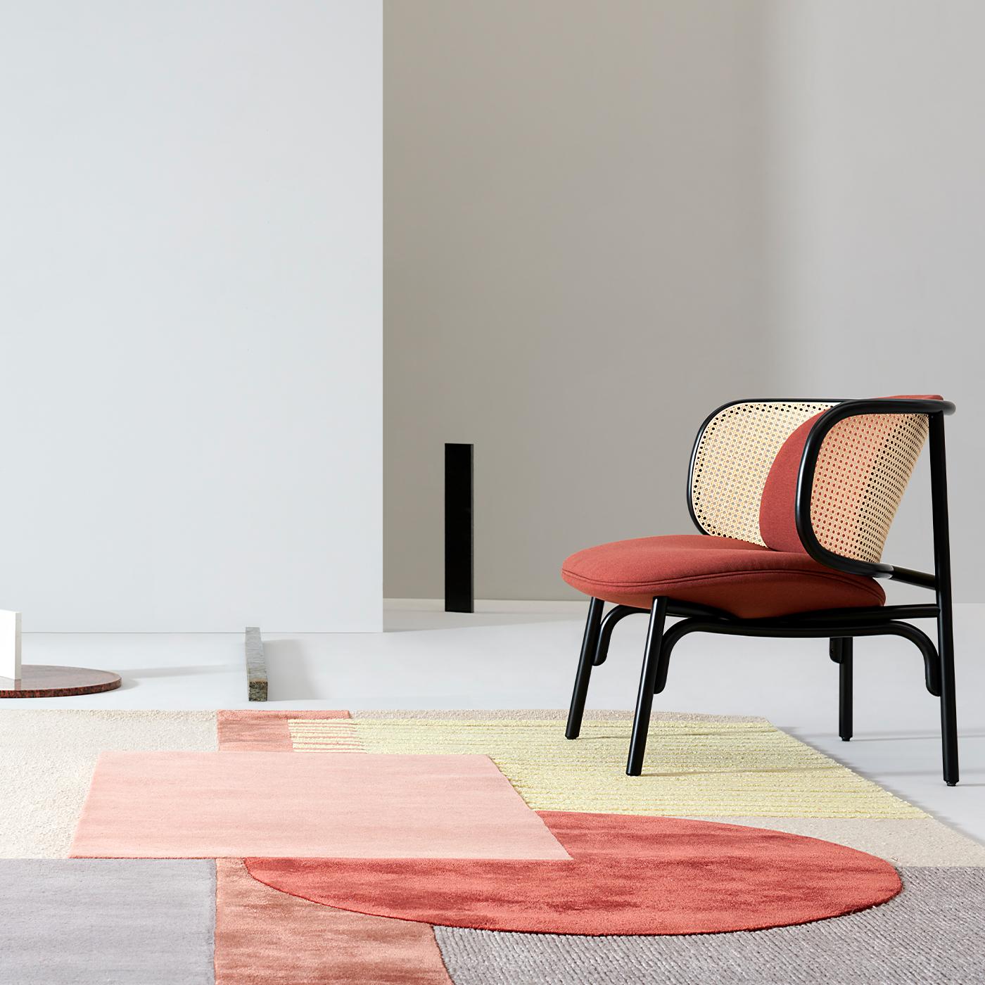 Paola Pastorini firma la nuova AROUND COLORS RUGS COLLECTION per Gebrüder Thonet Vienna GmbH con quattro diversi tappeti ispirati a un attento studio di forme geometriche elementari e alla loro giustapposizione, attingendo liberamente alle tendenze