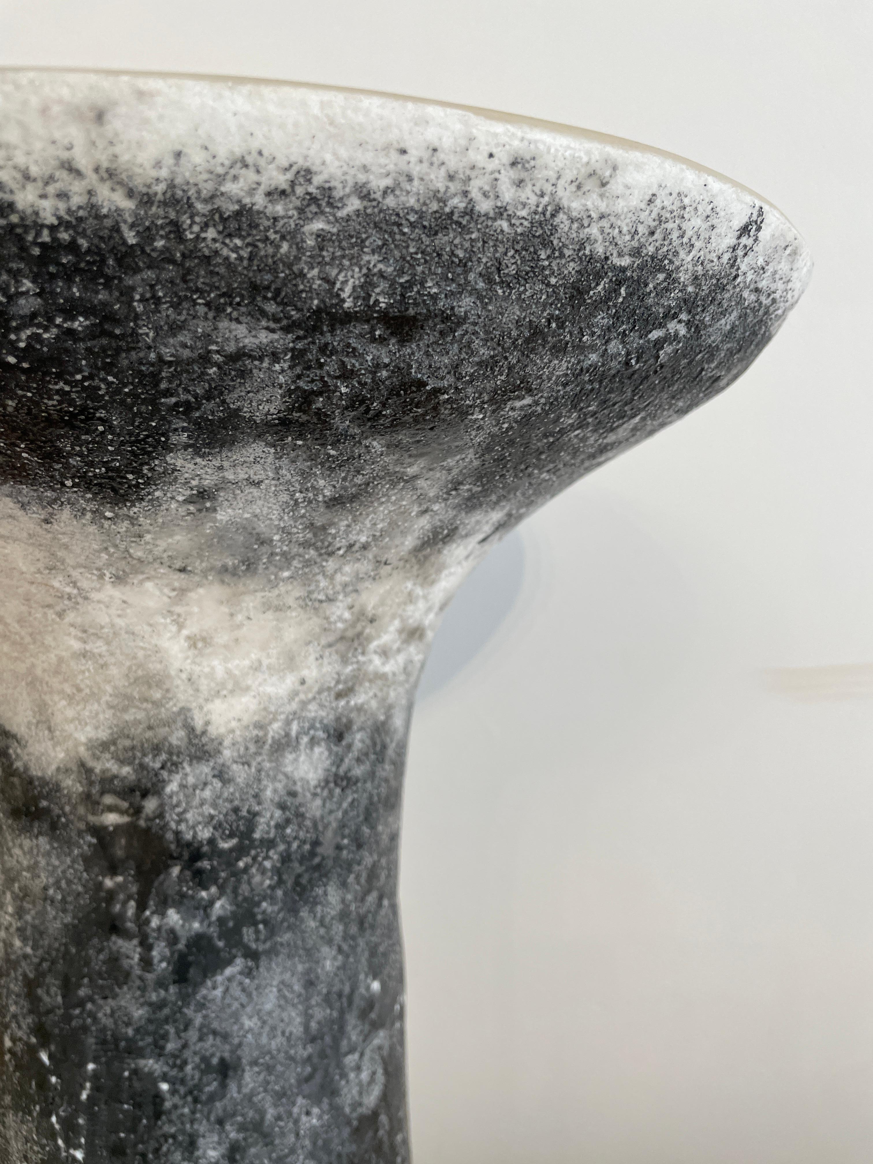 Schwarz marmorierte Salze Gueridon von Roxane Lahidji MATERIAL: Marmorierte Salze, eine einzigartige, preisgekrönte Technik, entwickelt von Roxane Lahidji Abmessungen: 40 x T 38 cm Einzigartiger Gueridon  Preisträger der Bolia Design Awards 2019 und