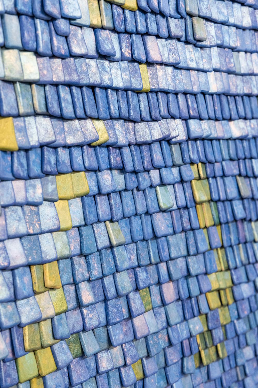 Las dos artistas y diseñadoras industriales, Ampi Arozarena y Elena De La Fuente describen la forma y el color como su núcleo de exploración. Admiran la doble identidad que ambos elementos crean en sus obras de arte. Se dejan llevar por la sensación