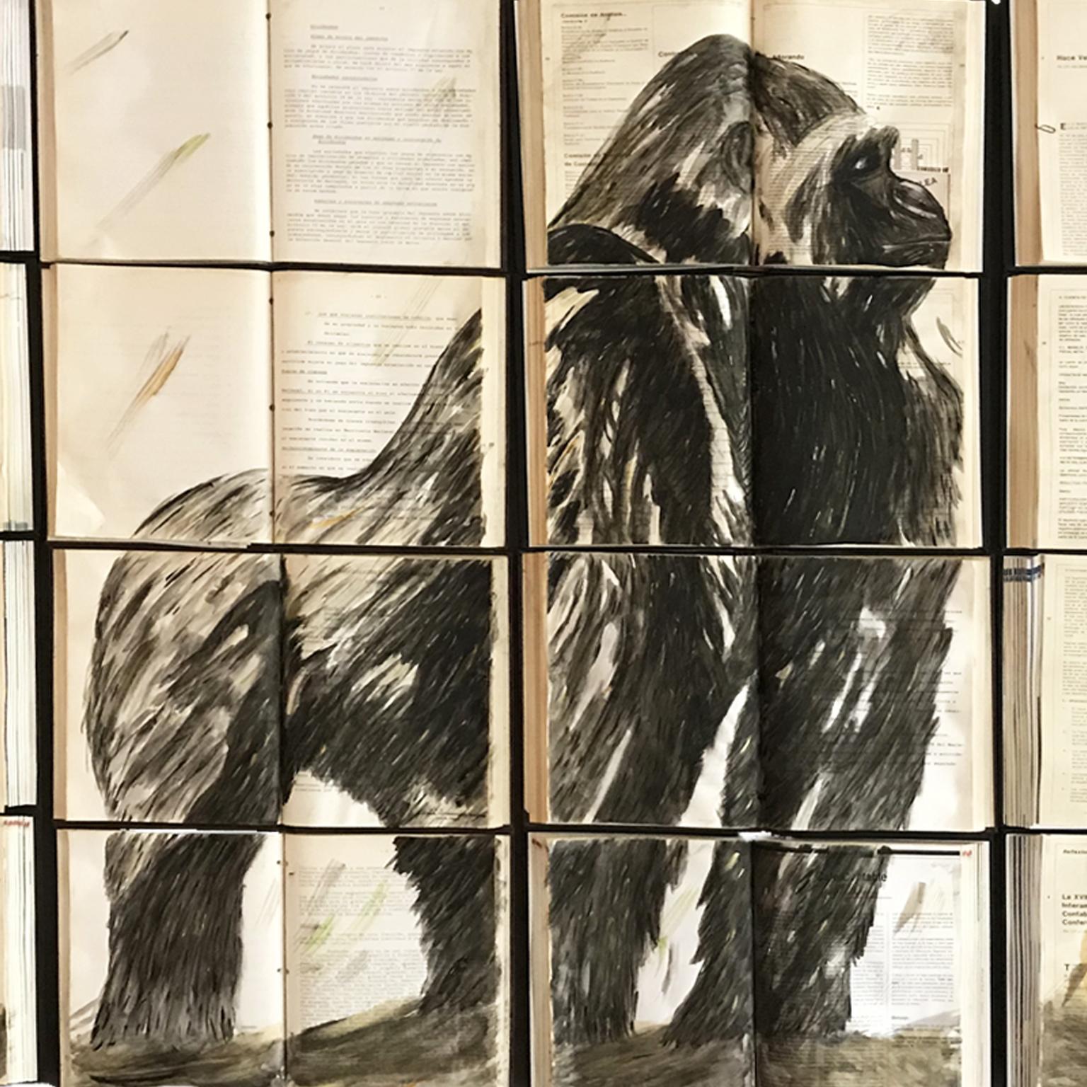 Gorilla zwischen den Briefen. Tiermalerei. Sepia. Natur – Painting von Arozarena De La Fuente