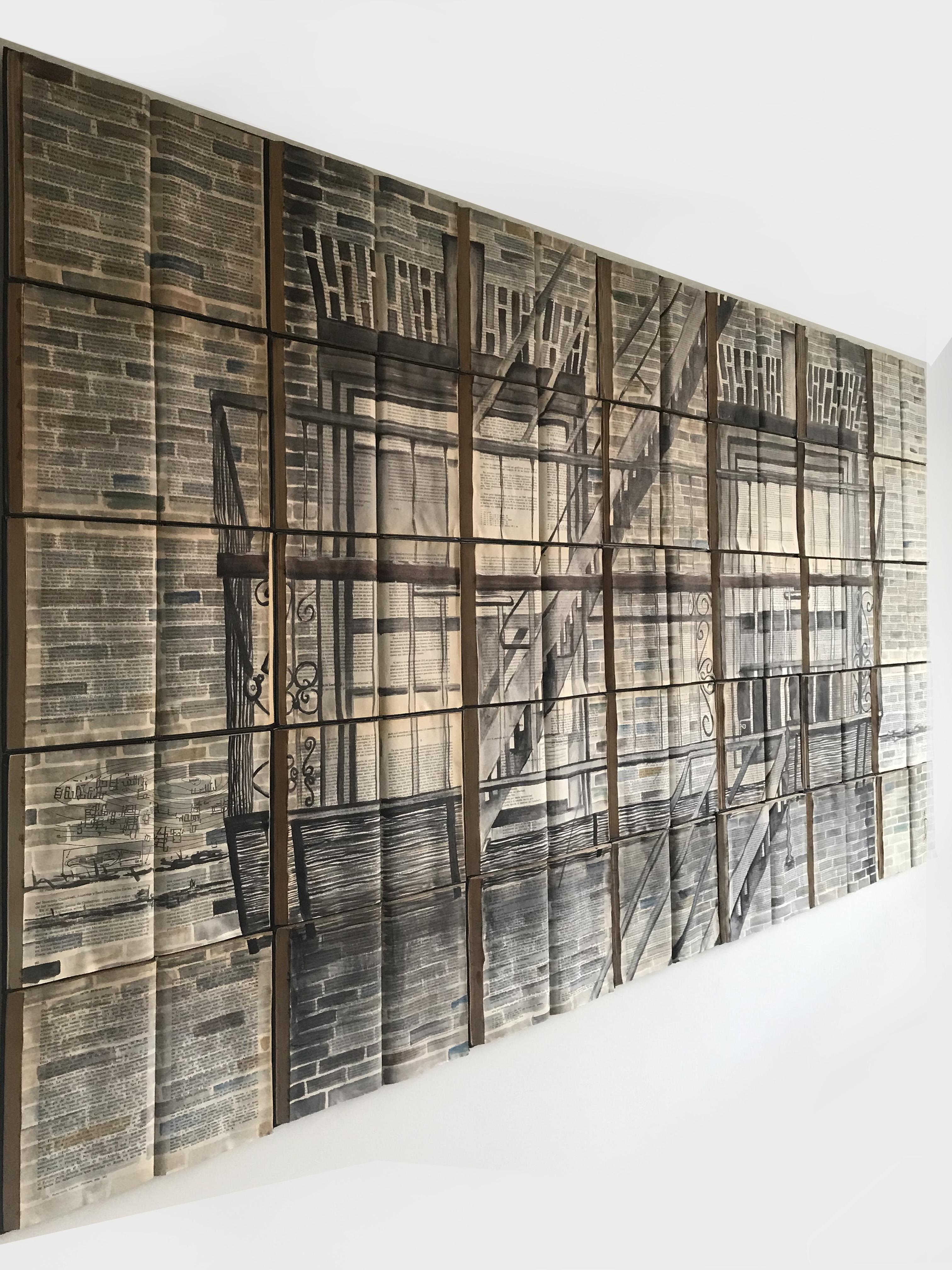 Questo lavoro è stato realizzato con libri abbandonati trovati nel cuore di Città del Messico. Lo scopo è quello di dare loro una seconda vita e importanza. È stato realizzato da due artisti e designer industriali. I colori seppia e bianco e nero