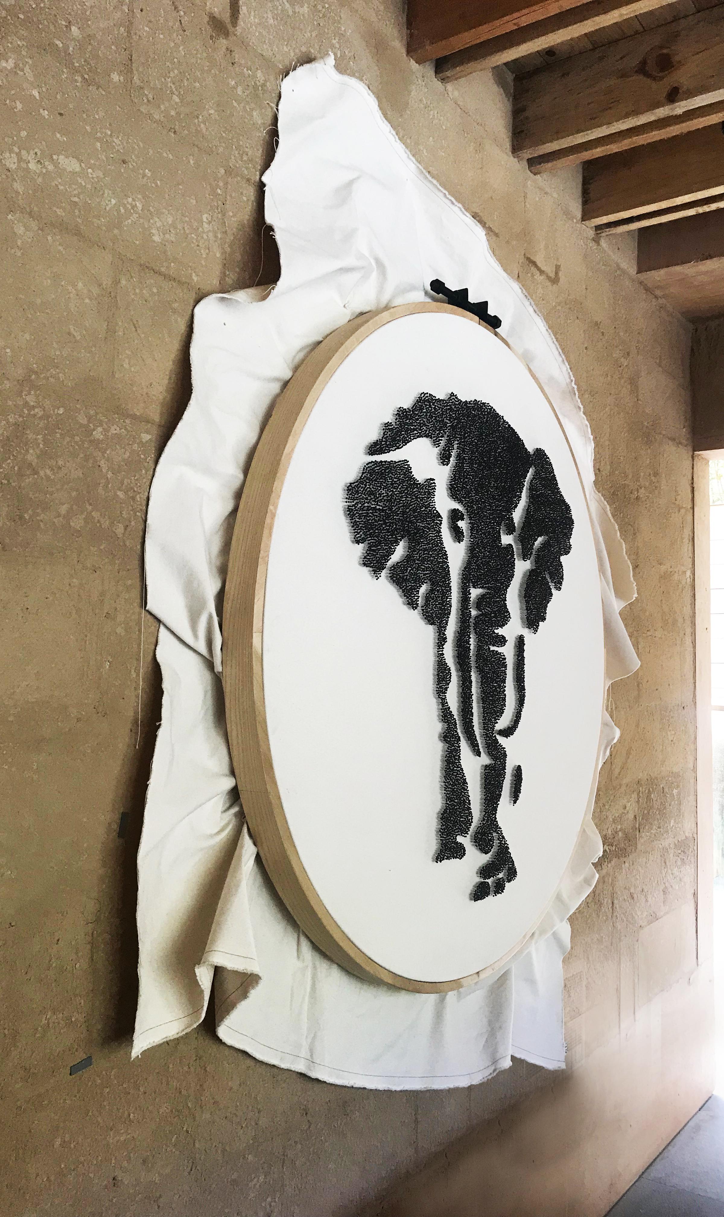 Magnifique sculpture en tissu encadrée d'un éléphant, parfaite pour les murs - Sculpture de Arozarena De La Fuente