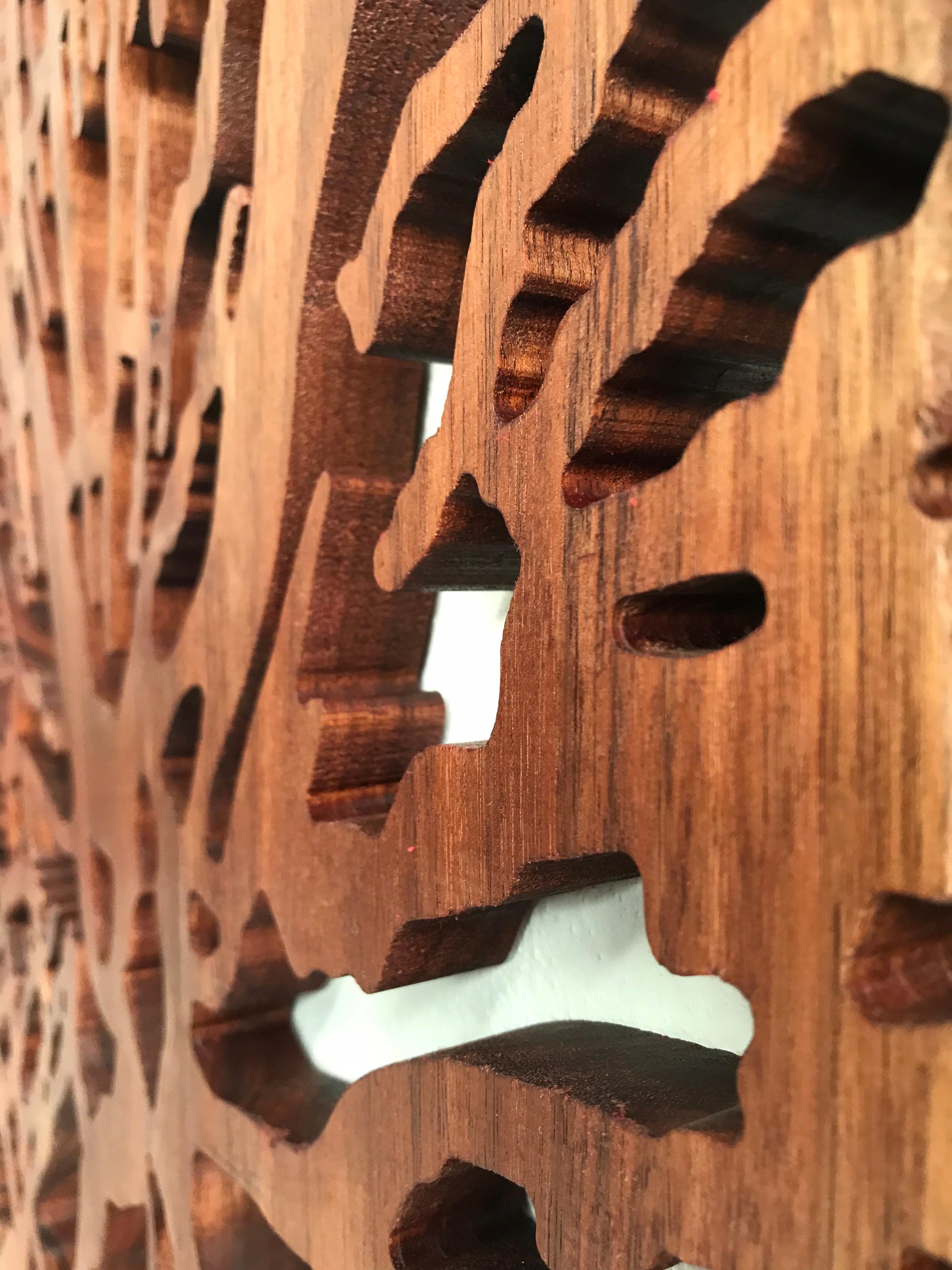 Dieses schöne Stück wurde von der ständigen Bewegung und den Anpassungen der Natur inspiriert. Die Ringe spiegeln das Wachstum und die genauen klimatischen Bedingungen während ihres gesamten Lebens wider. Er wurde aus recyceltem tropischem