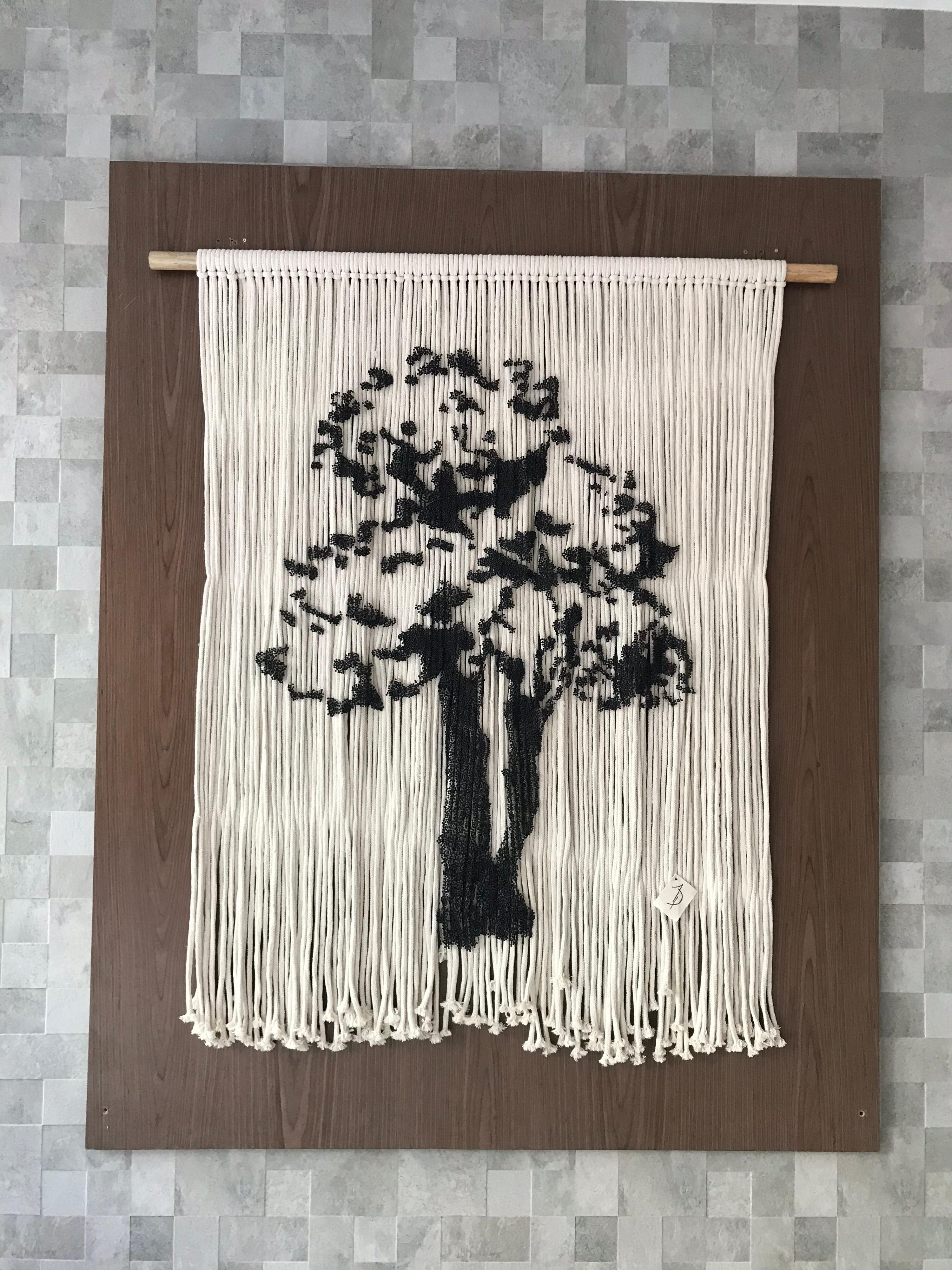 Élégant arbre suspendu fait à la main avec des épingles - Art de Arozarena De La Fuente