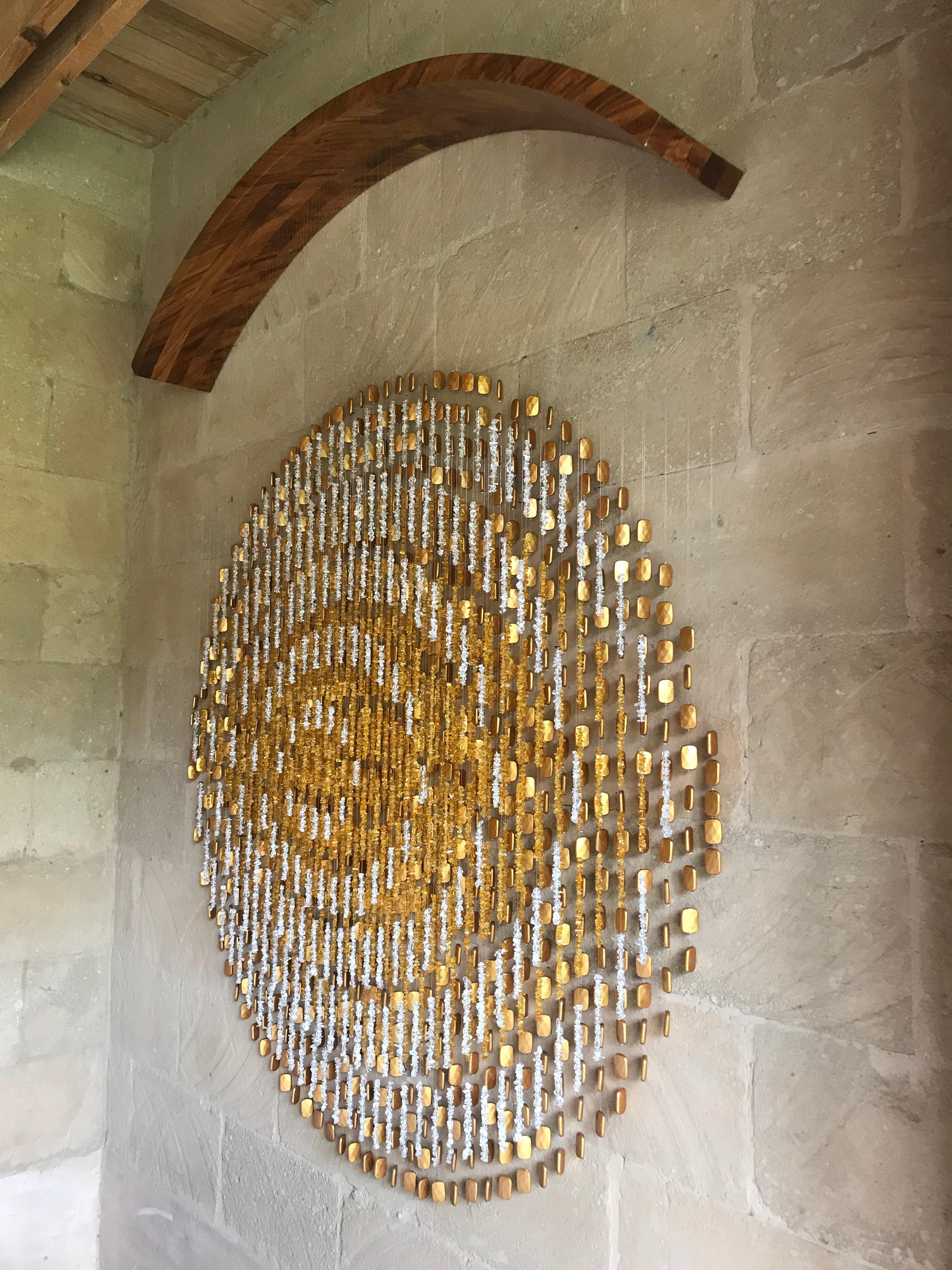 7 konzentrische Kreise, die an einem Massivholzbogen hängen, bilden Skulpturen – Sculpture von Arozarena De La Fuente